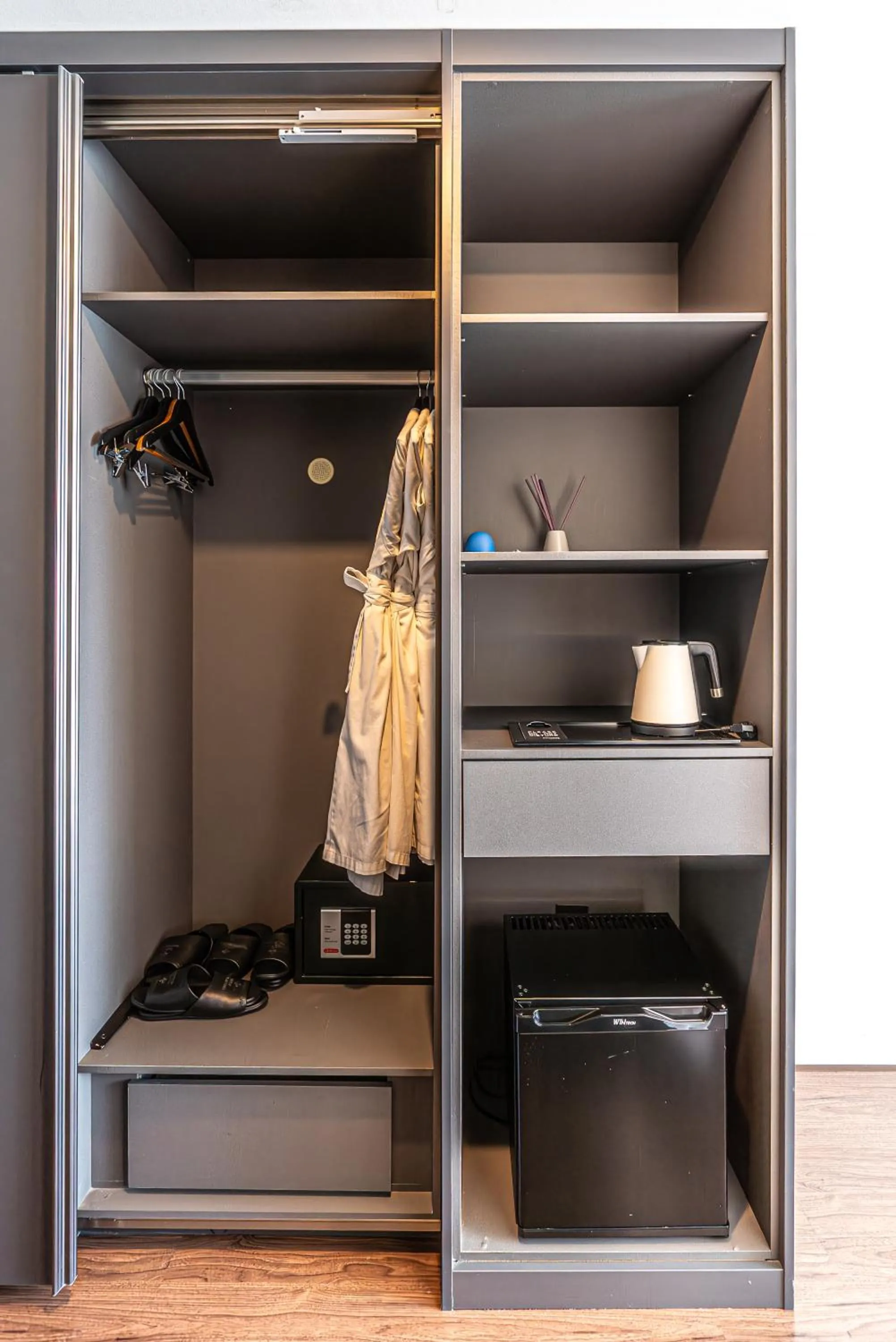 wardrobe in Hotel The Grang Jungmun