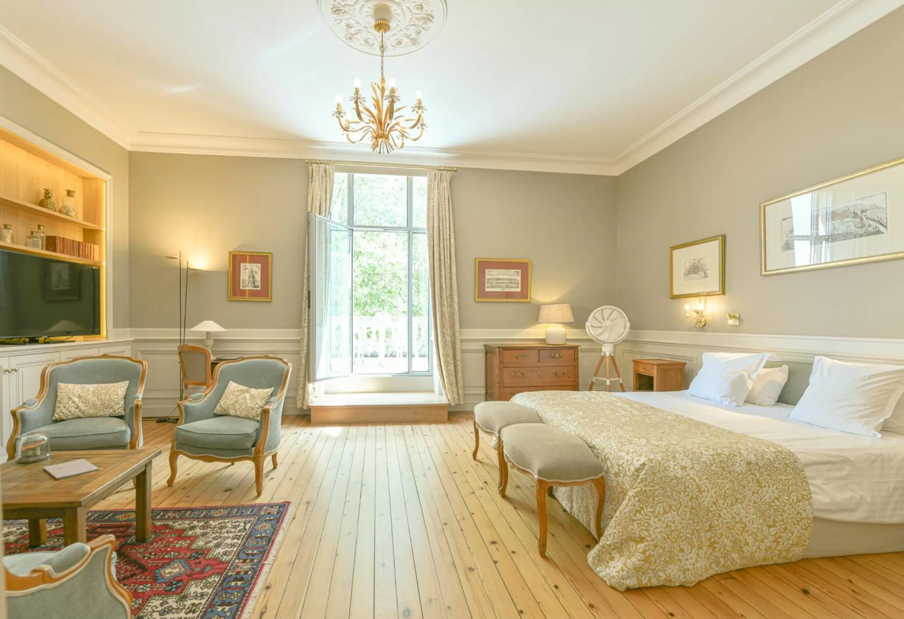 Photo of the whole room, Bed in Château Grattequina Hôtel