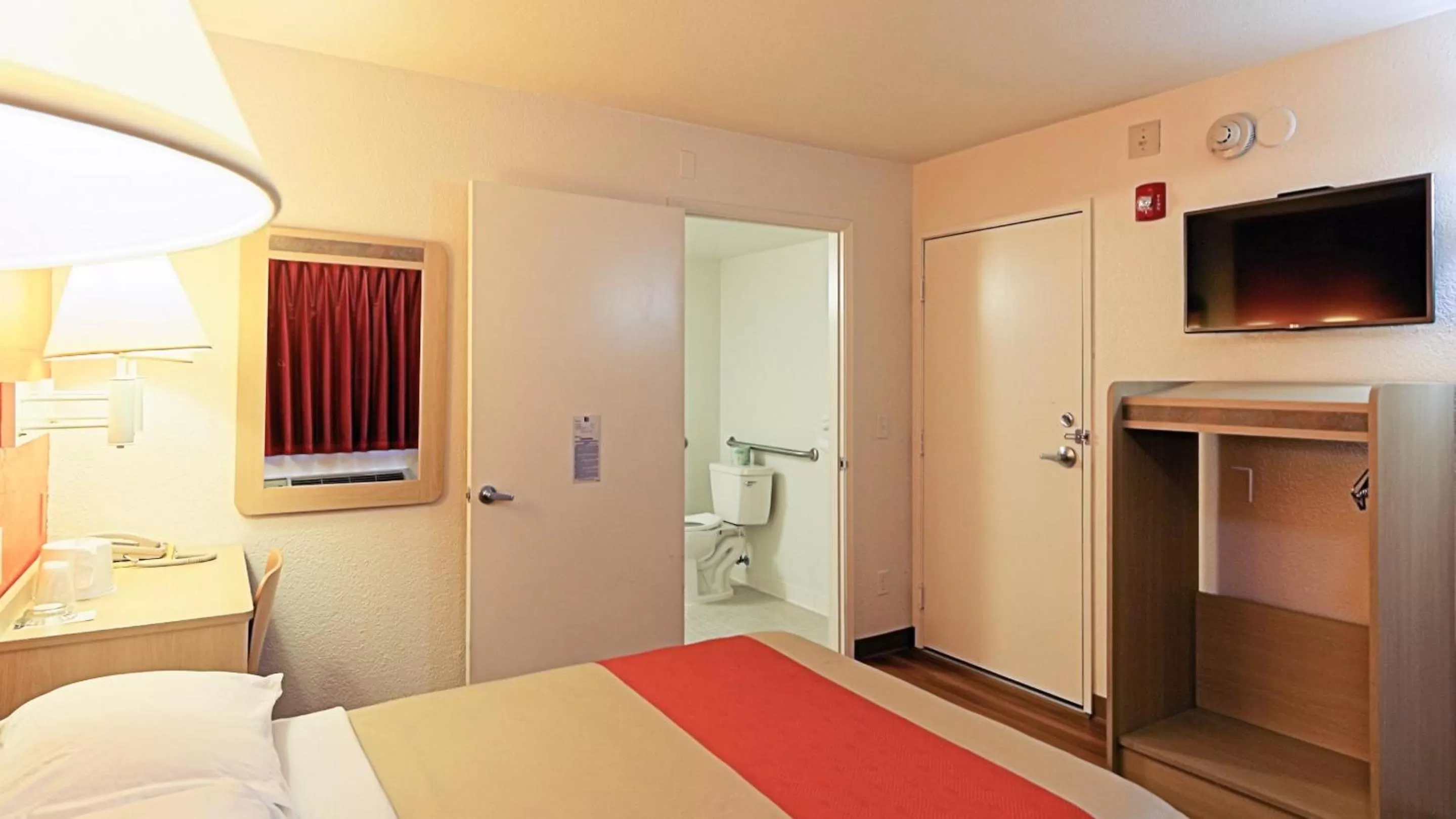 TV and multimedia, Bed in Motel 6-Chico, CA