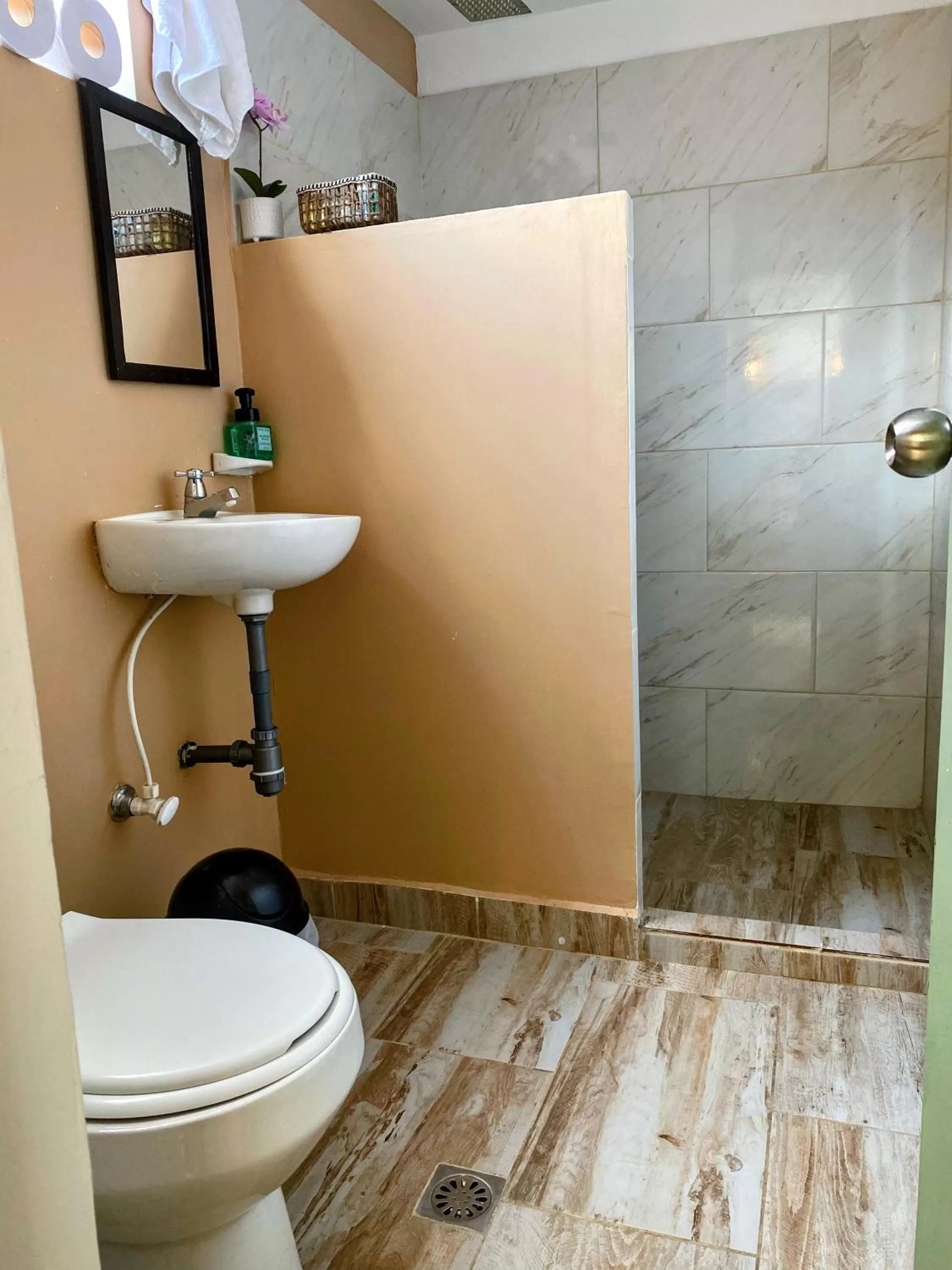 Public Bath, Bathroom in Luum Guest House