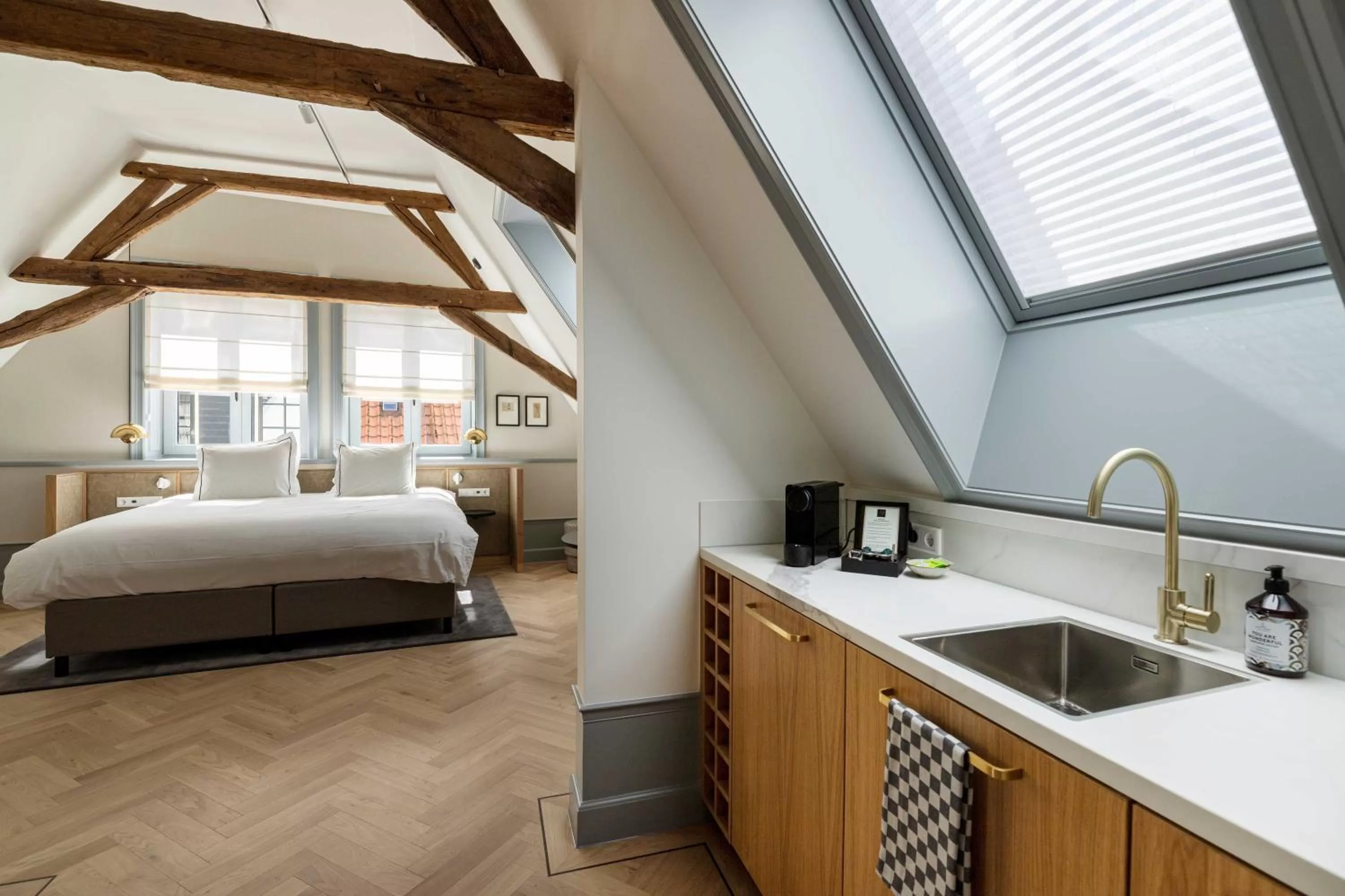 Kitchen or kitchenette, Bed in Aparthotel Hattem