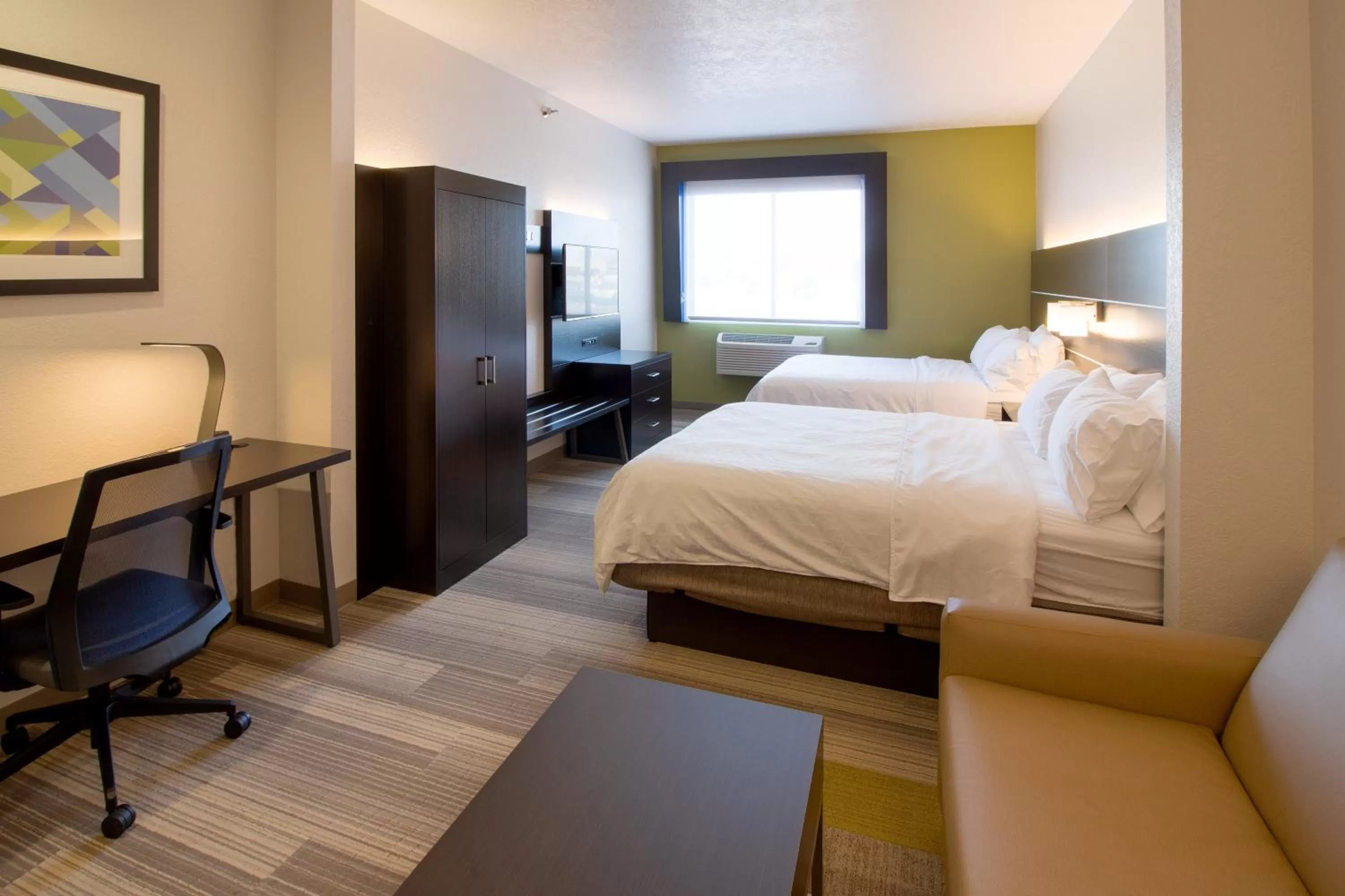 Photo of the whole room, Bed in Holiday Inn Express & Suites Le Mars by IHG