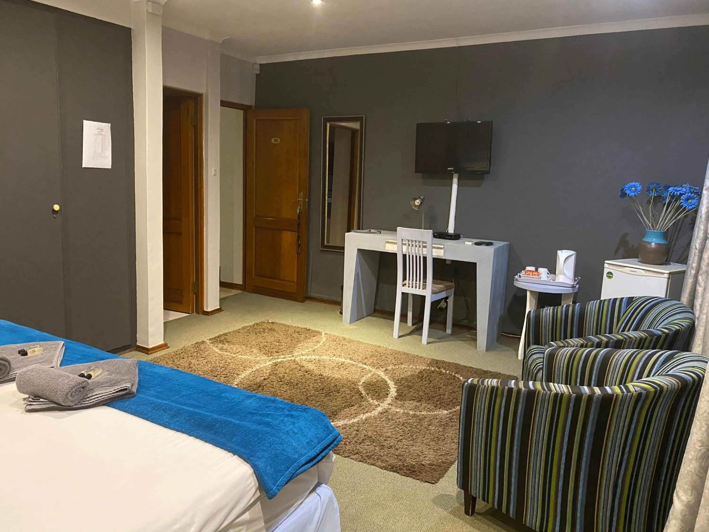 Seating area, Bed in Marion Lodge