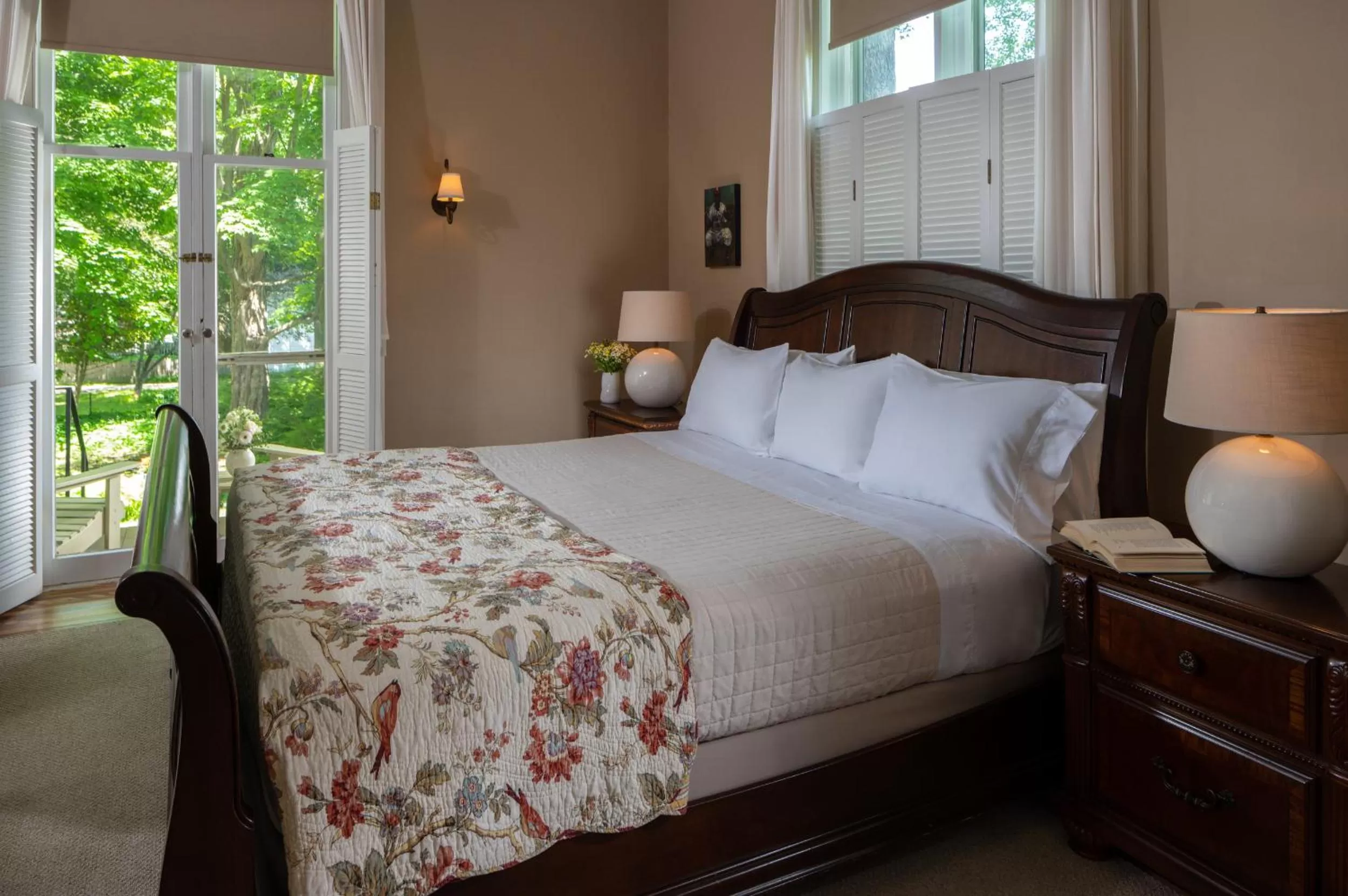 Patio, Bed in Landmark Inn