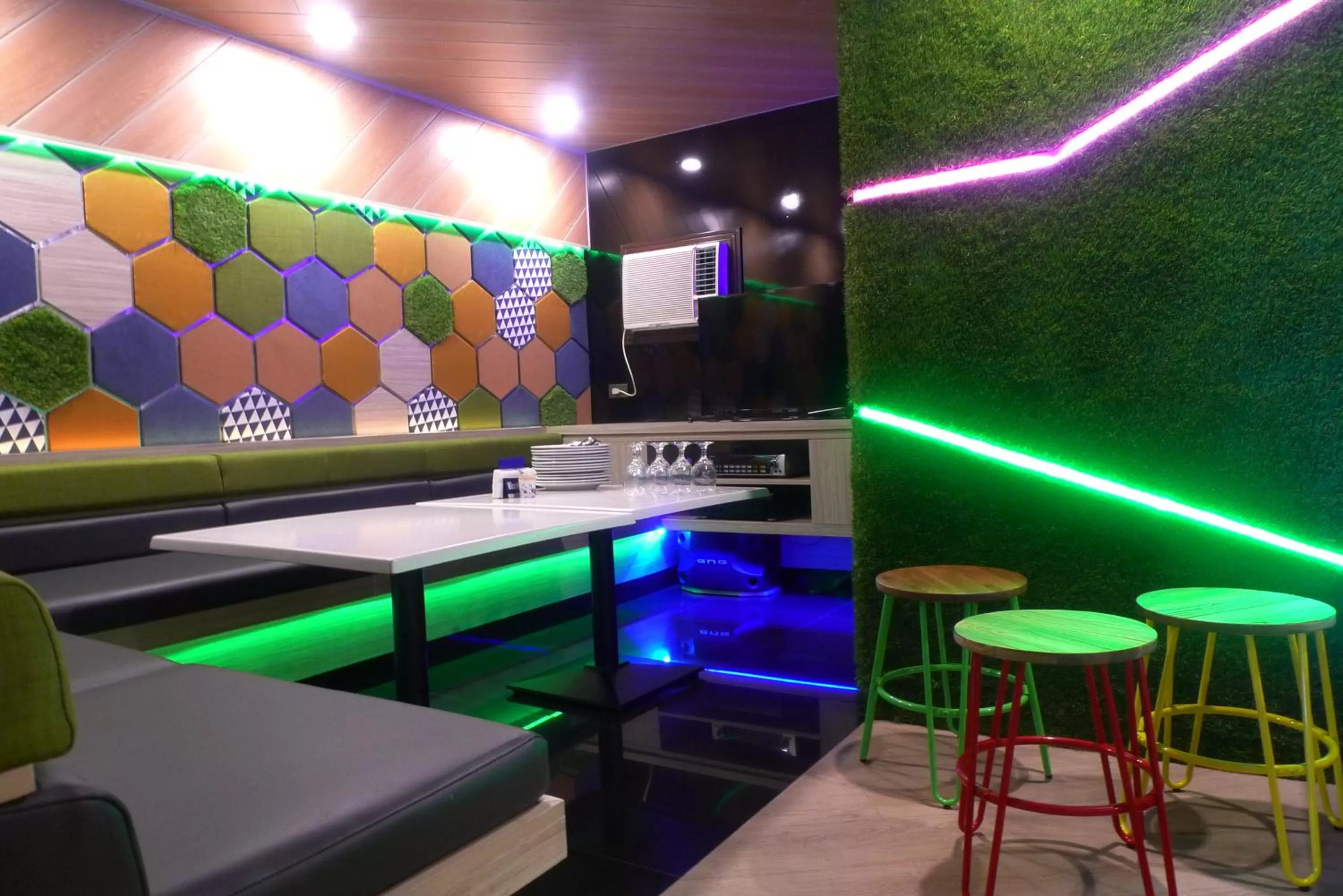 Restaurant/places to eat in Star Plaza Hotel