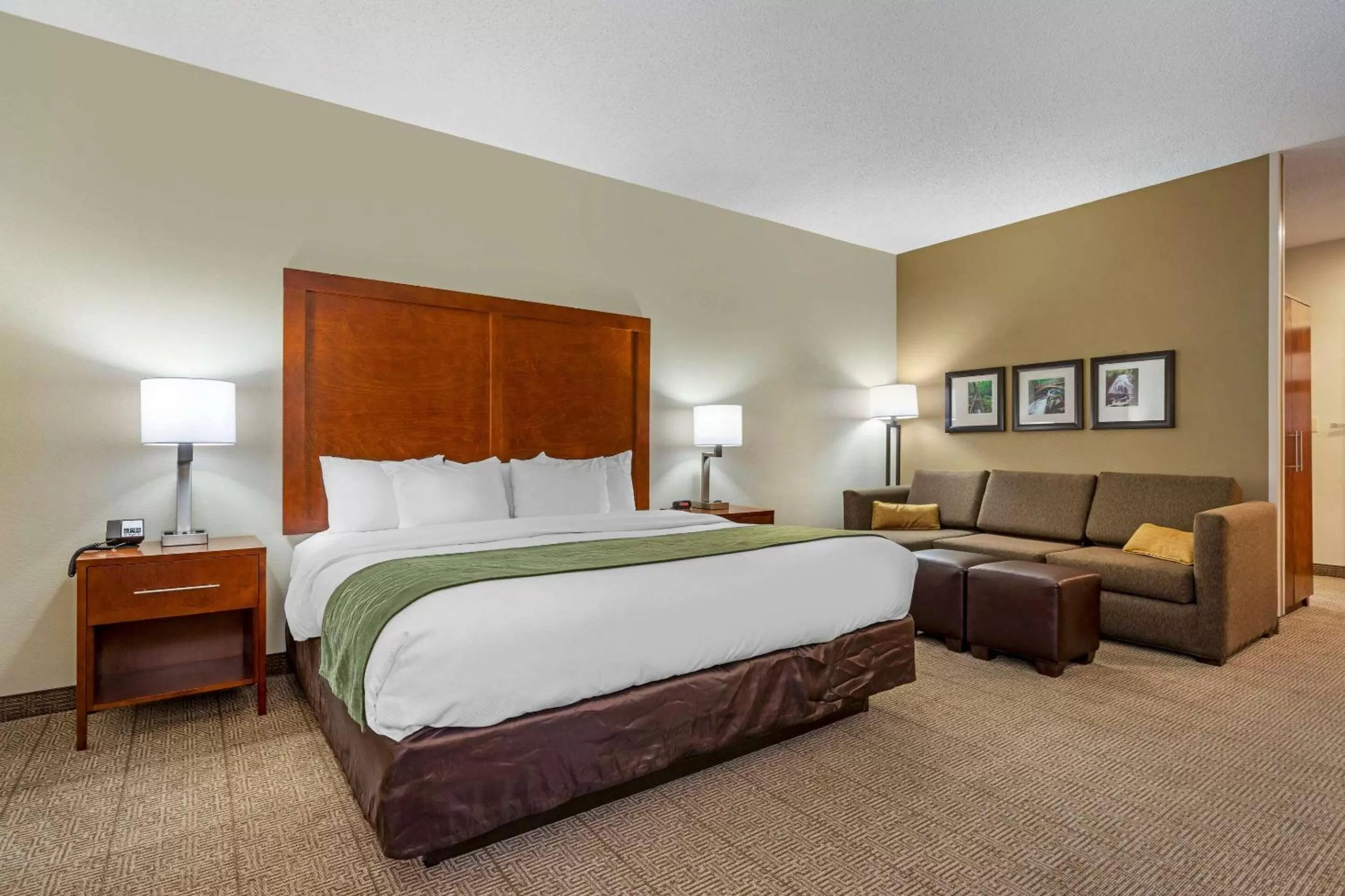 Photo of the whole room, Bed in Comfort Inn & Suites Lenoir Hwy 321 Northern Foothills