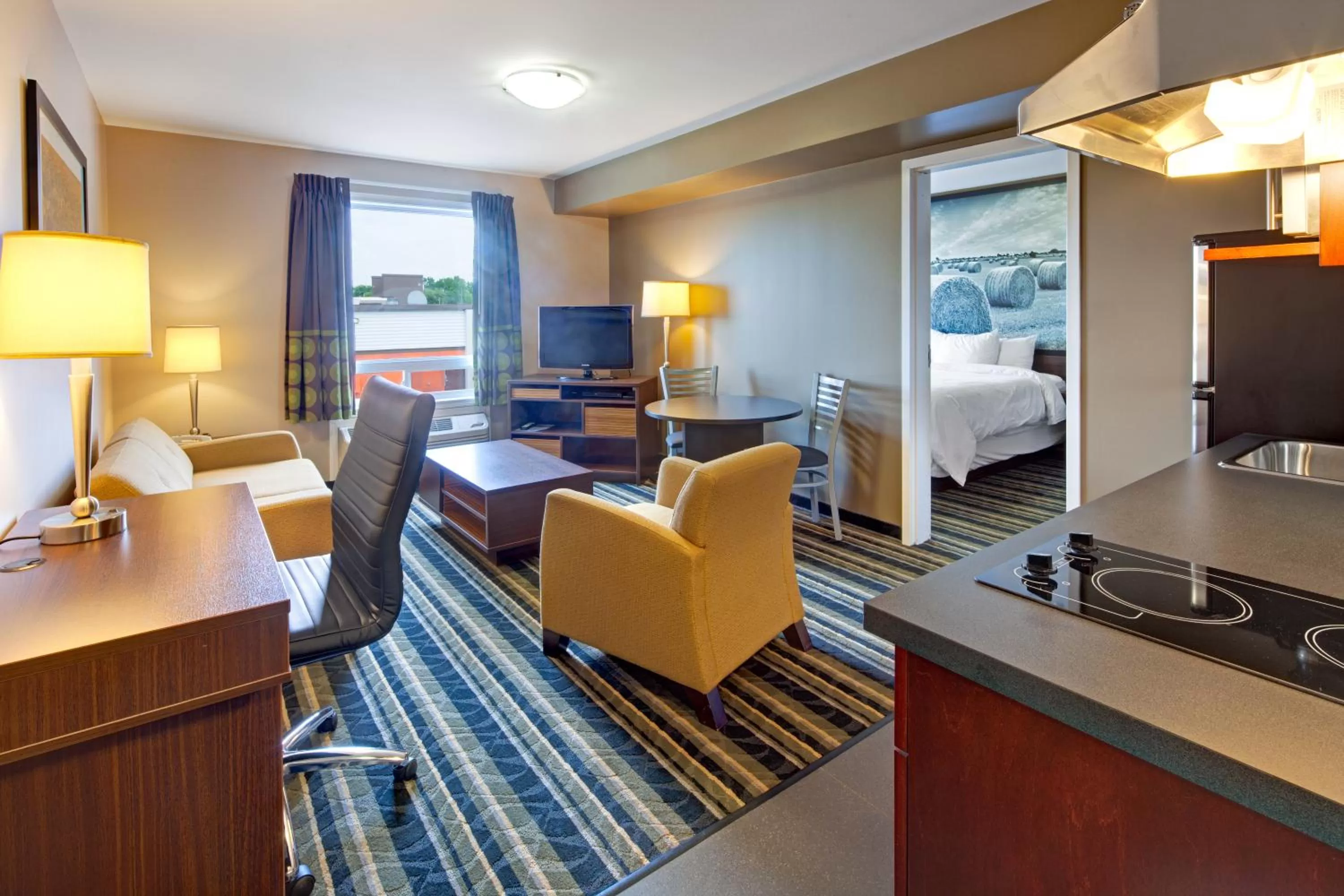 Kitchen or kitchenette, Bed in Super 8 by Wyndham Brandon MB