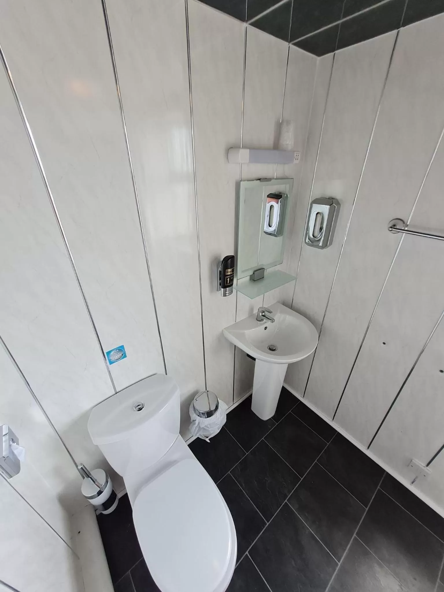 Bathroom in Queens Plaza Hotel