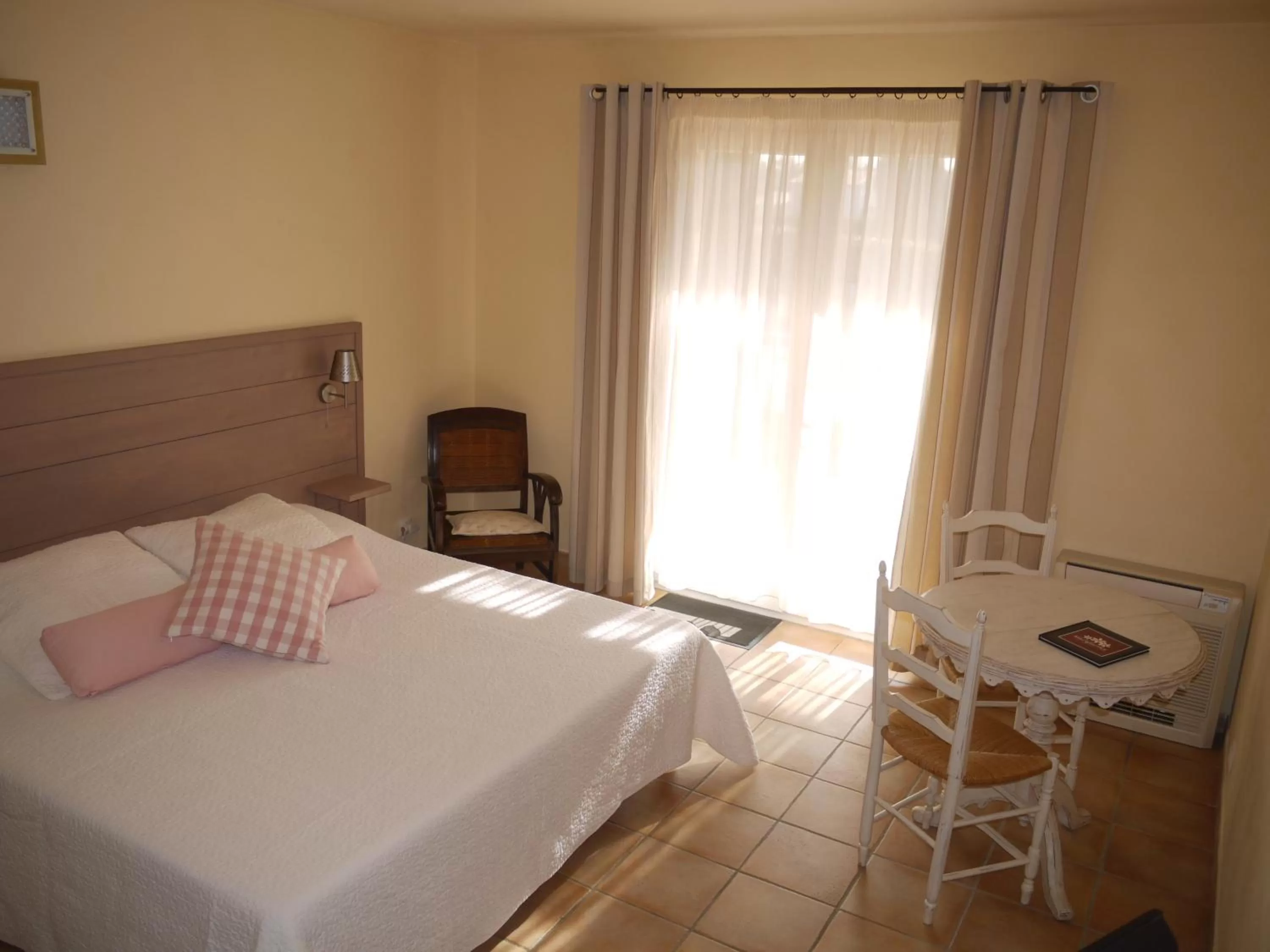 Photo of the whole room, Bed in Mas des Marguerites