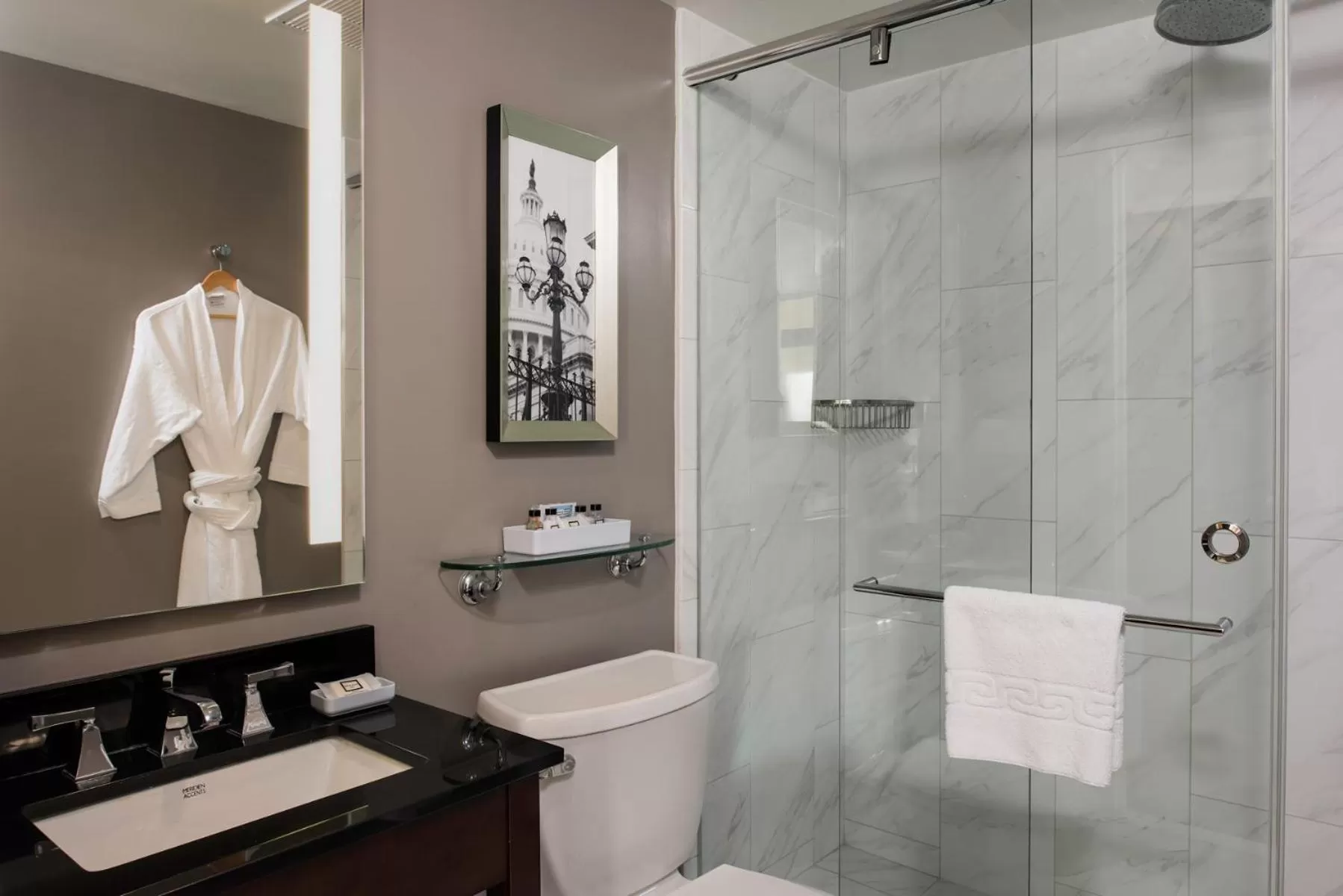 Bathroom in Phoenix Park Hotel