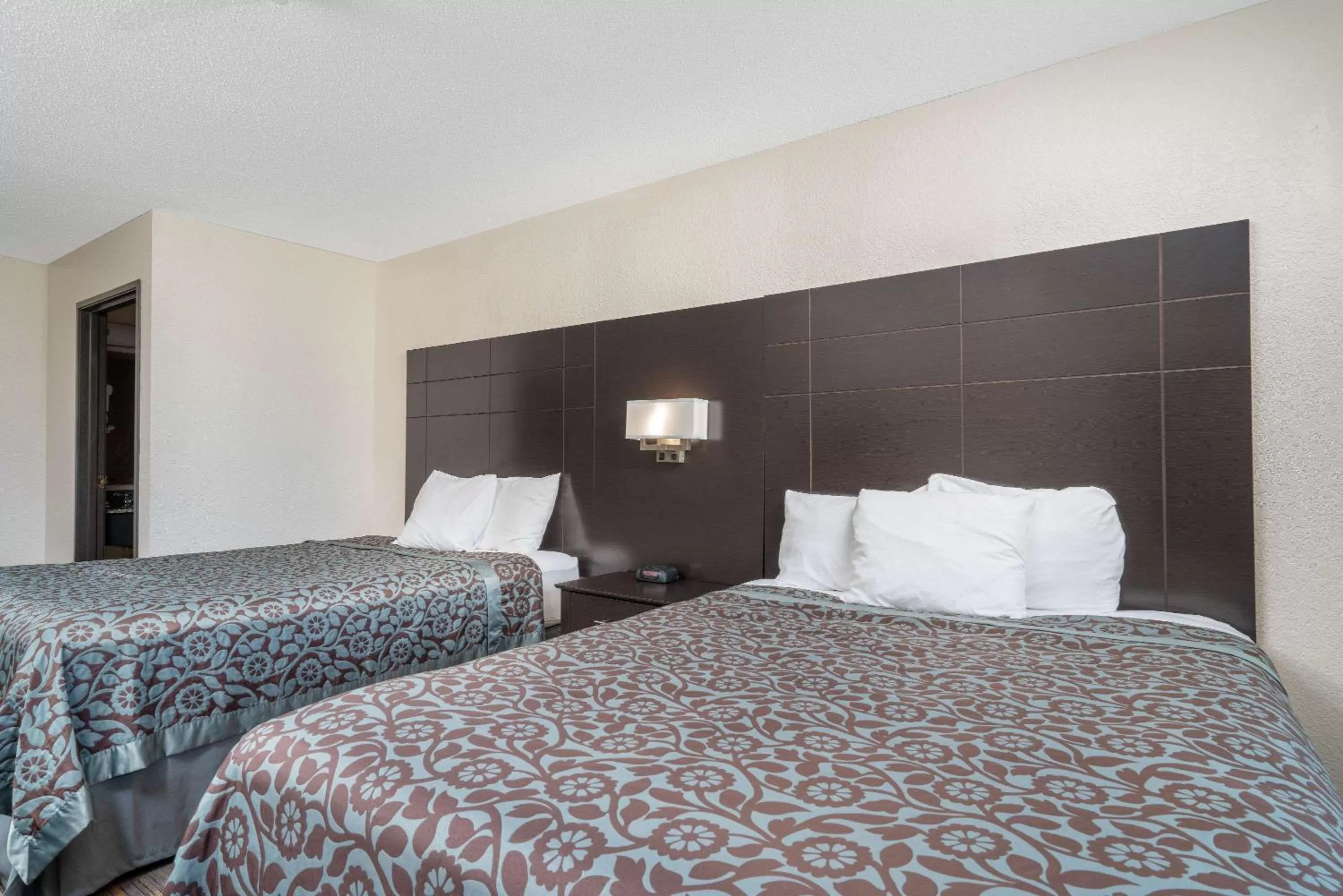 Photo of the whole room, Bed in Days Inn by Wyndham Faribault