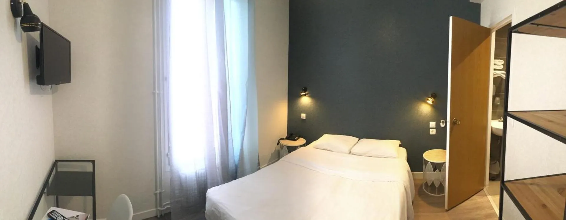 Photo of the whole room, Bed in Hôtel du Maine