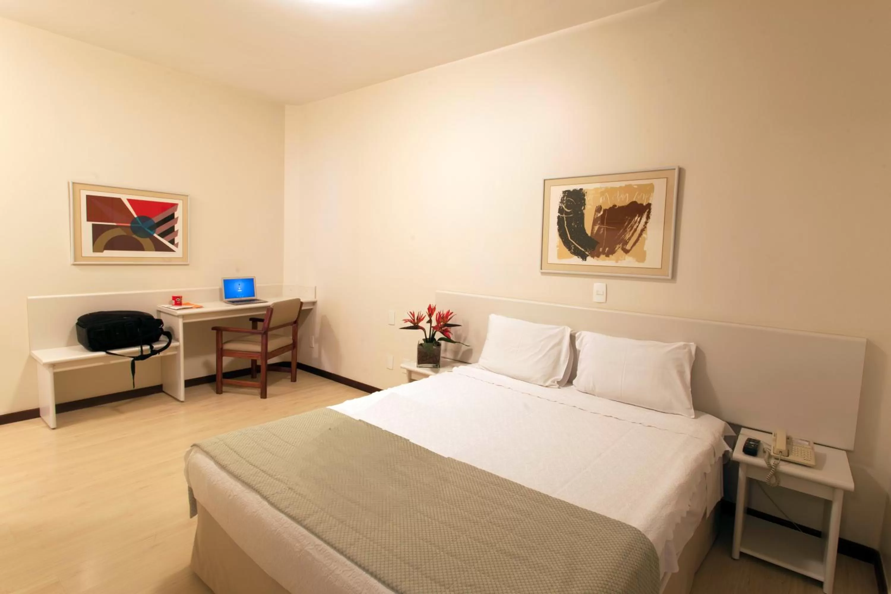 Photo of the whole room, Bed in Boulevard Express