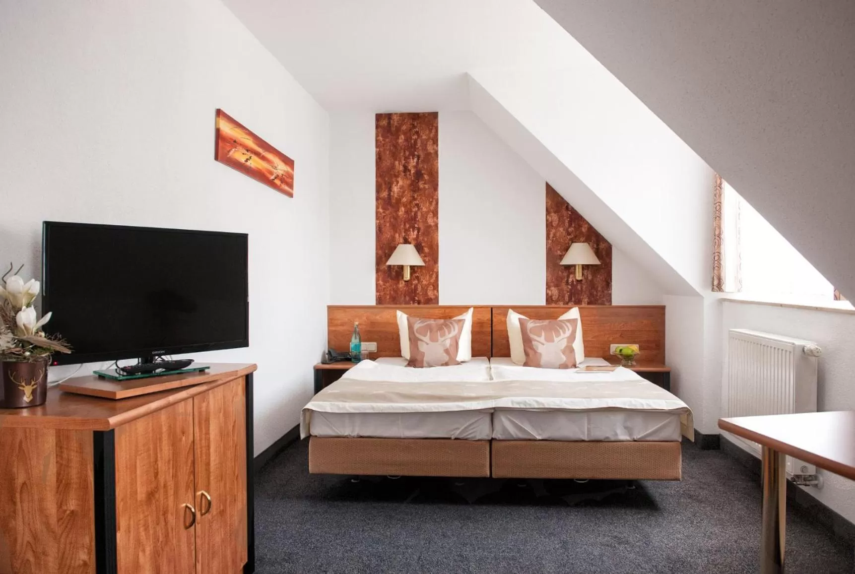 Property building, Bed in Hotel Zum Hirsch