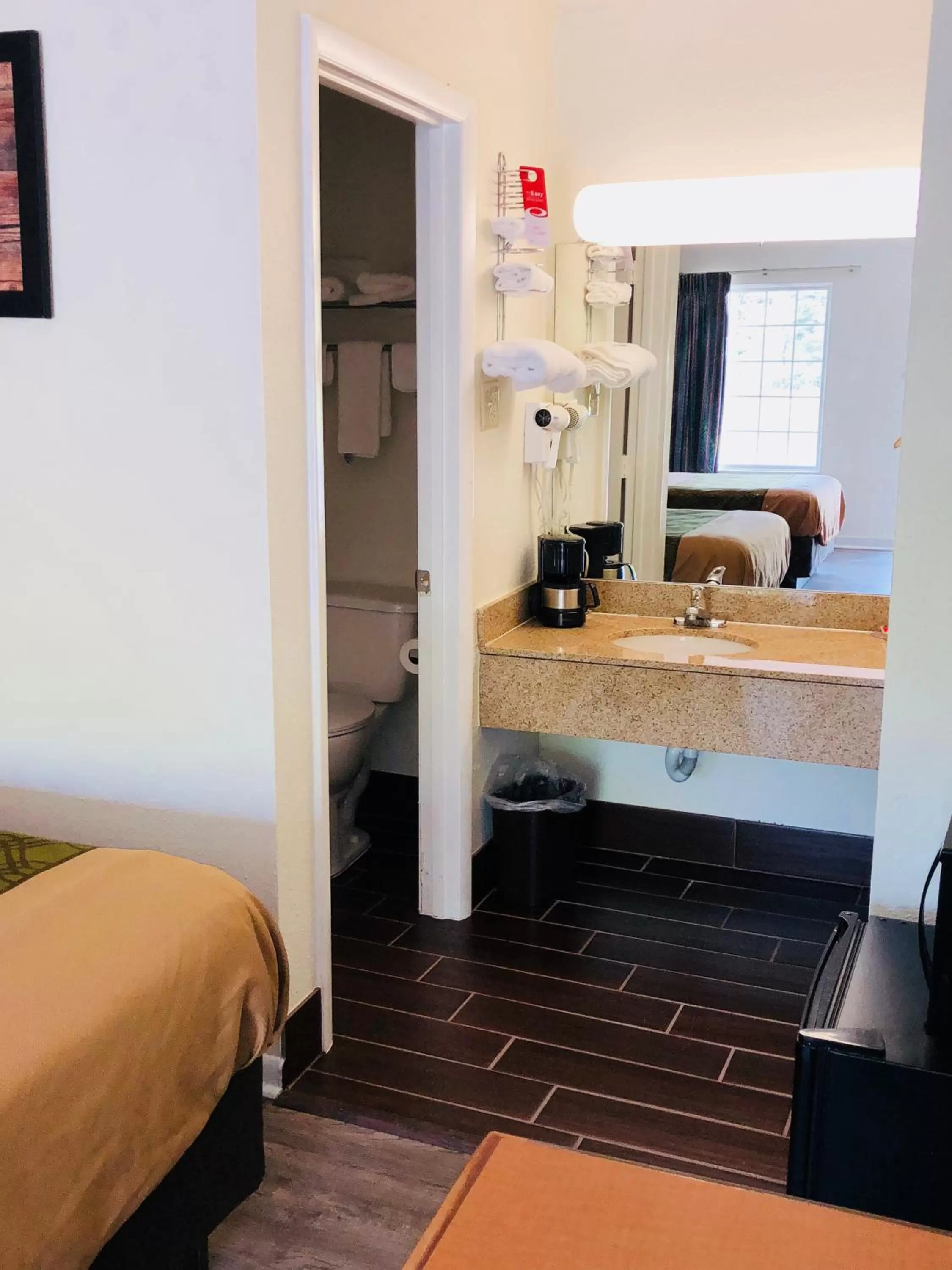 Bathroom, Bed in Econo Lodge