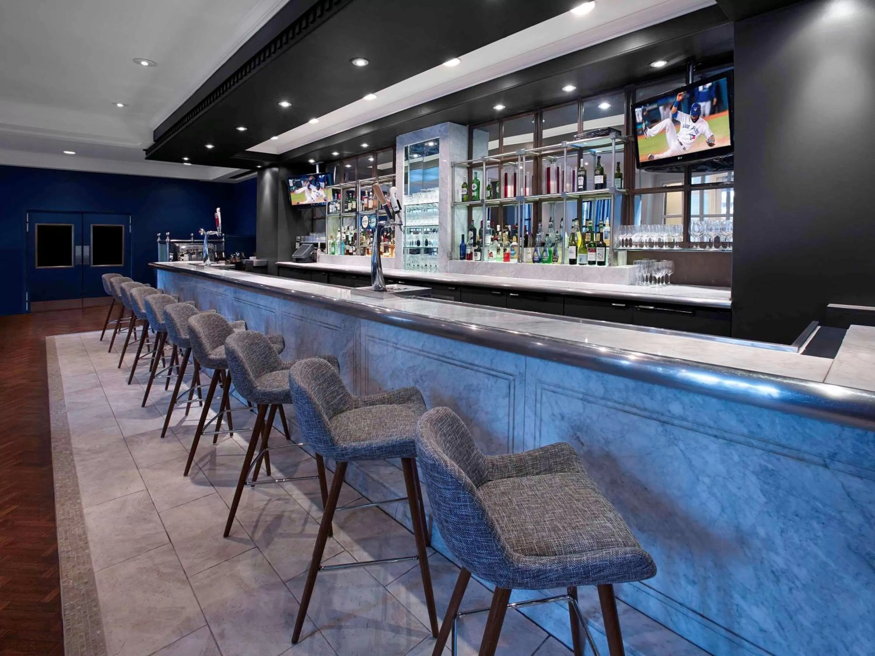 Lounge or bar in The Novotel Toronto Centre