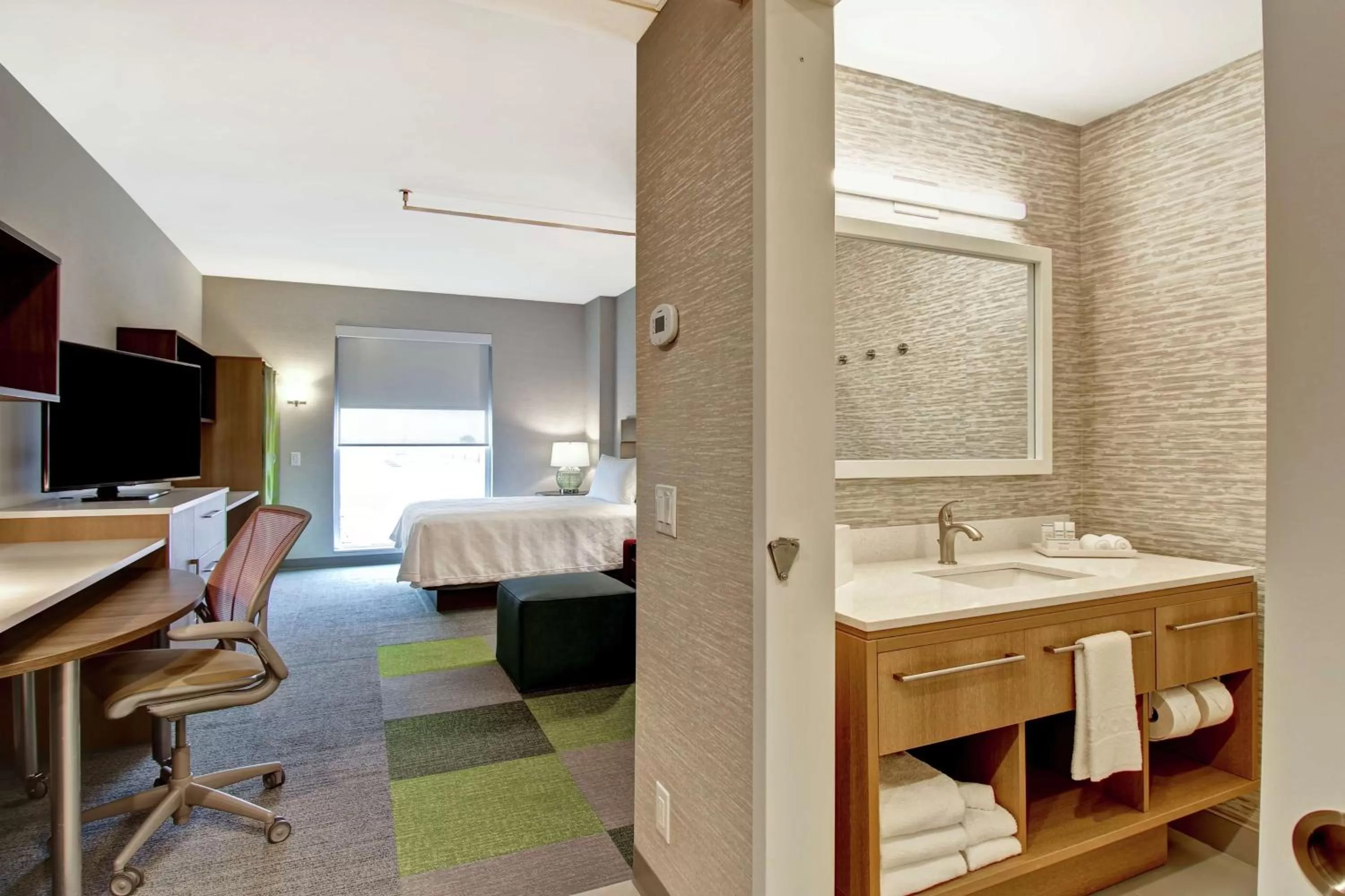 Bedroom, Bed in Home2 Suites By Hilton Montreal Dorval