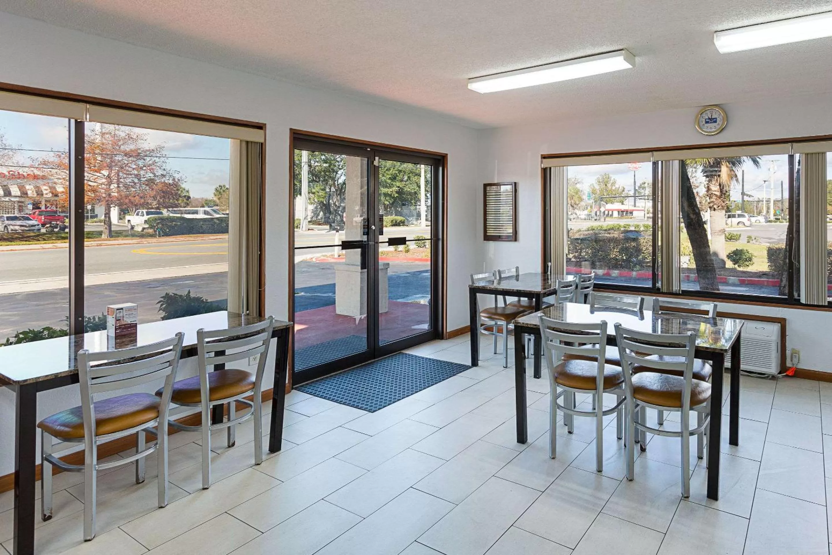 Restaurant/places to eat in Rodeway Inn Lake City I-75