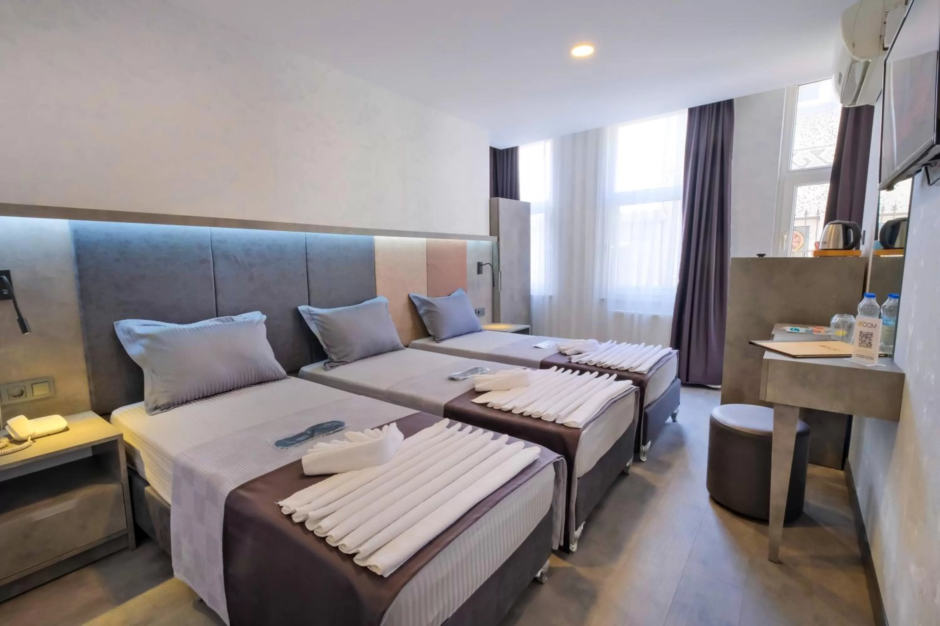 Bed in The Queen Hotel