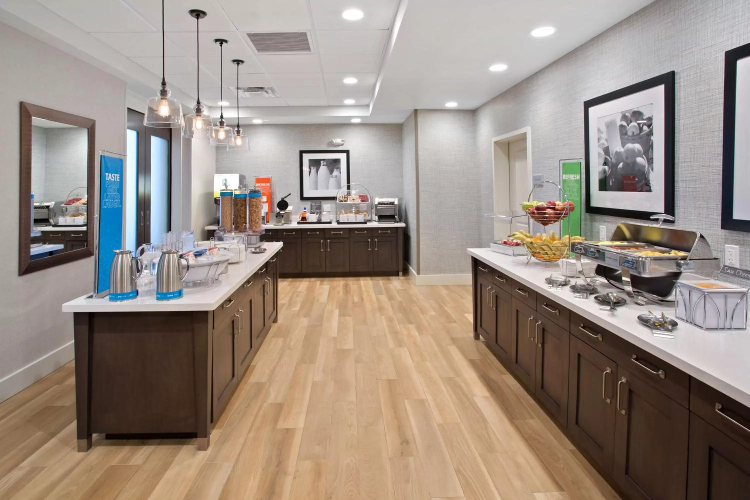 Dining area in Hampton Inn & Suites- Seattle Woodinville Wa