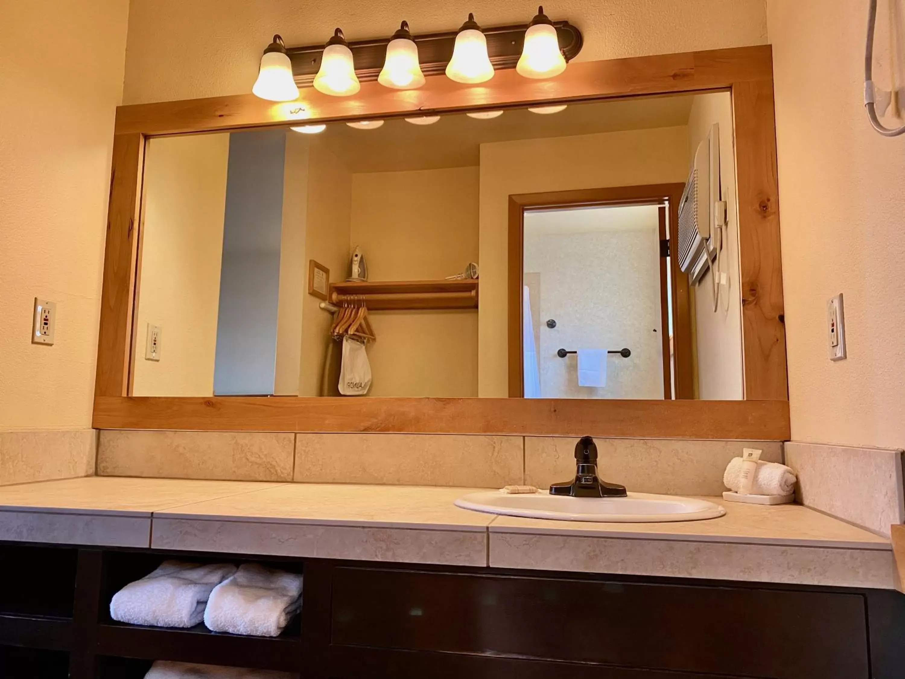 European King in Cousin's Country Inn European King in Cousin's Country Inn