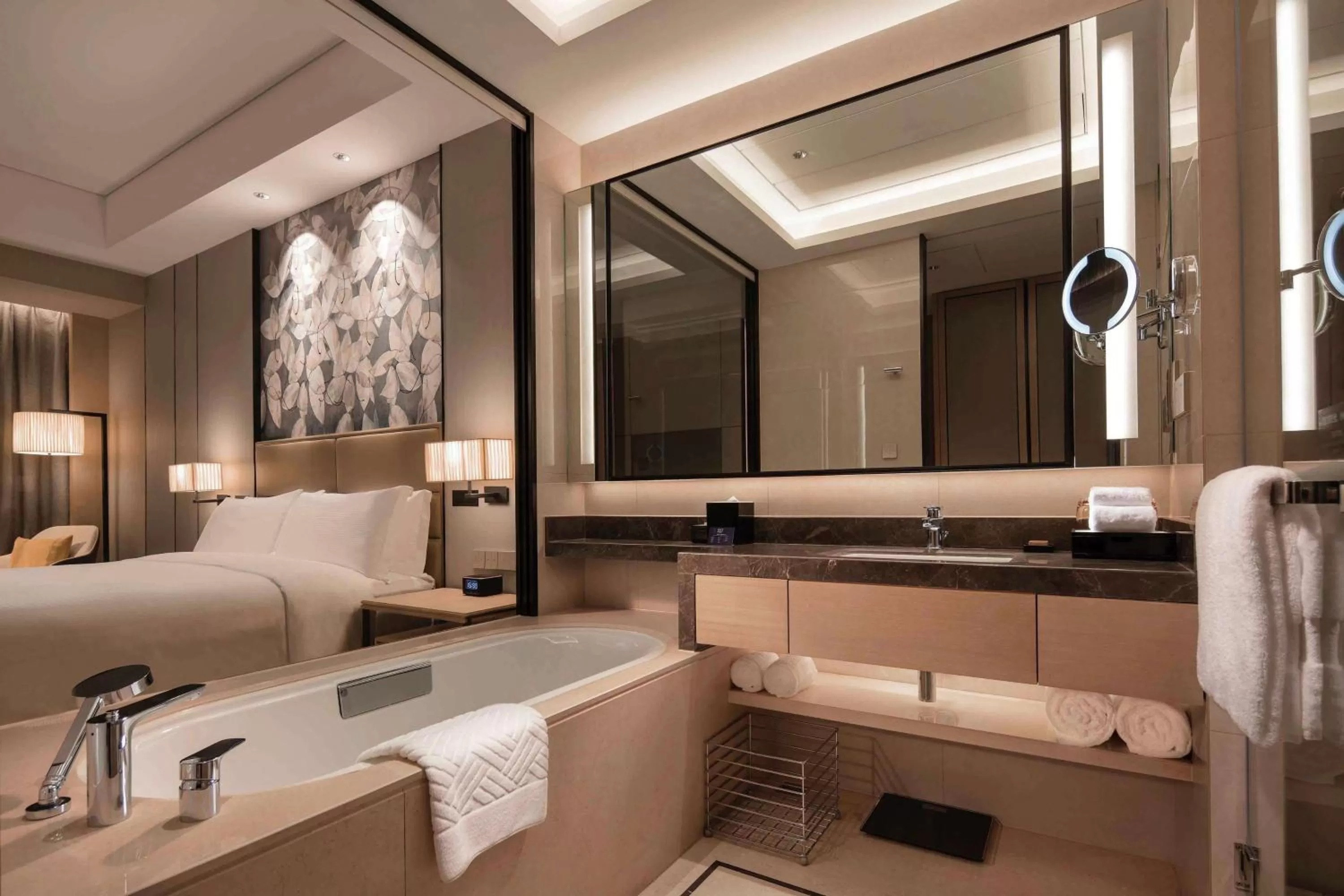 Bathroom, Bed in Doubletree By Hilton Yangzhou