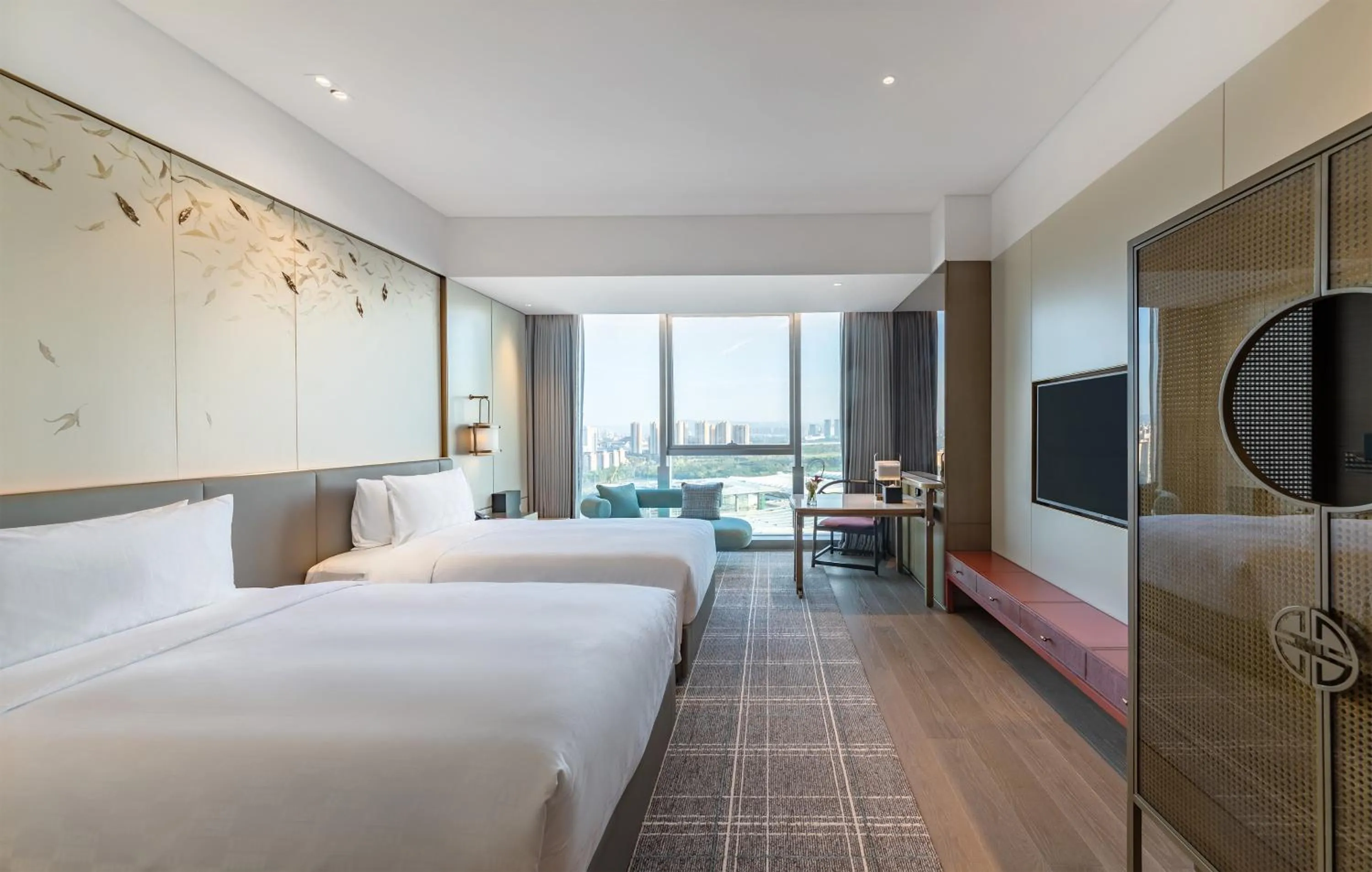Photo of the whole room, Bed in HUALUXE Xi'an Chanba by IHG-西安浐灞华邑酒店-Near Xi'an International Convention Exhibition Center and Shopping mall and The Romantic show of Xi'an-Free Luggage Storage-English Service