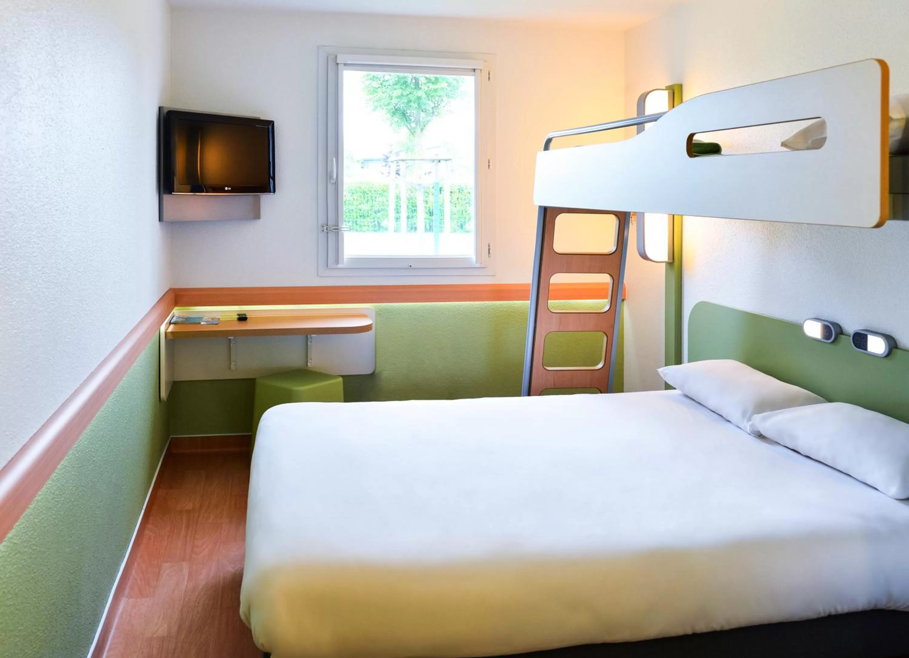 Bedroom, Bed in ibis budget Metz Sud