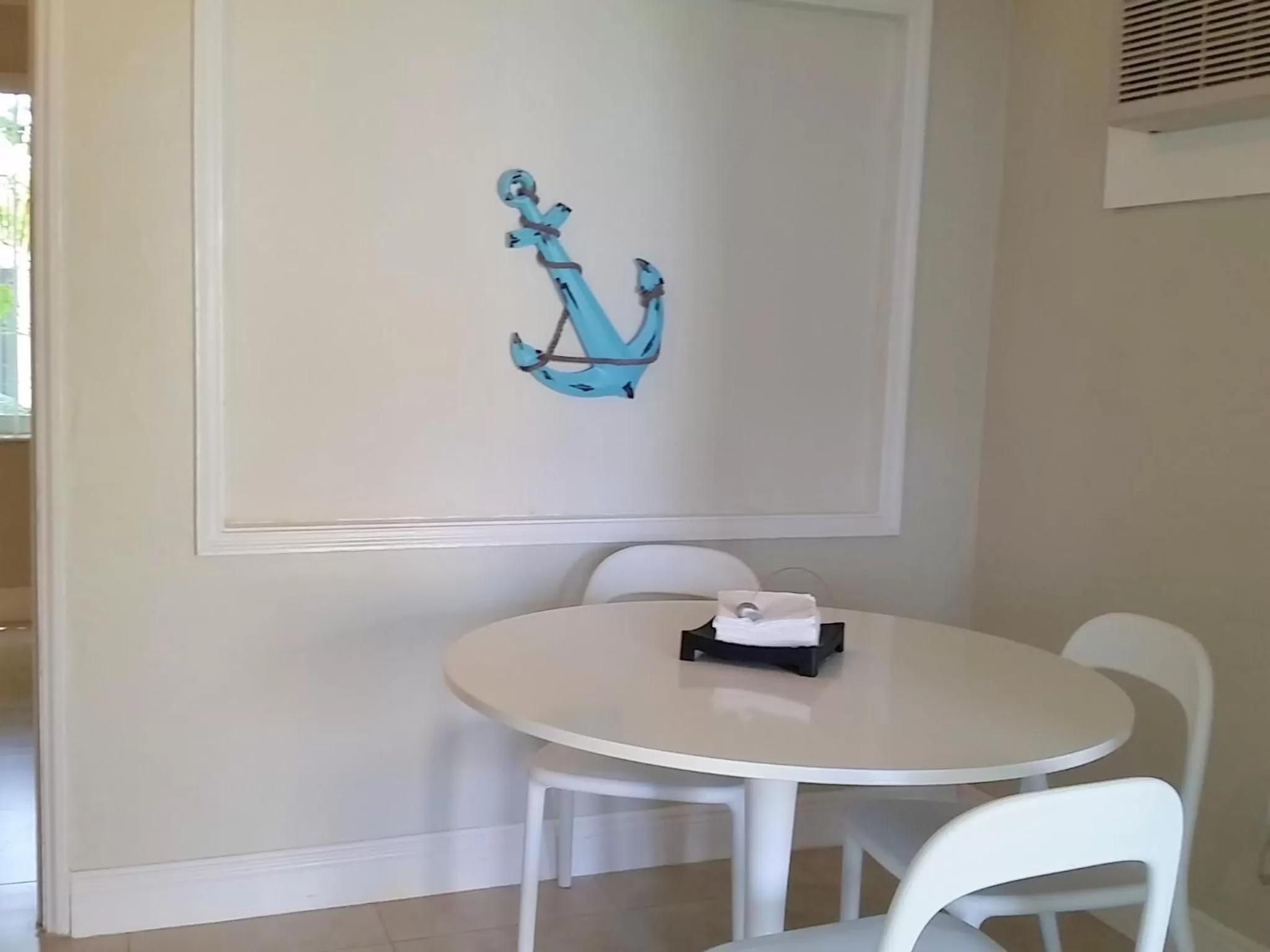 Dining area in Hollywood Broadwalk Oceanside Hotel