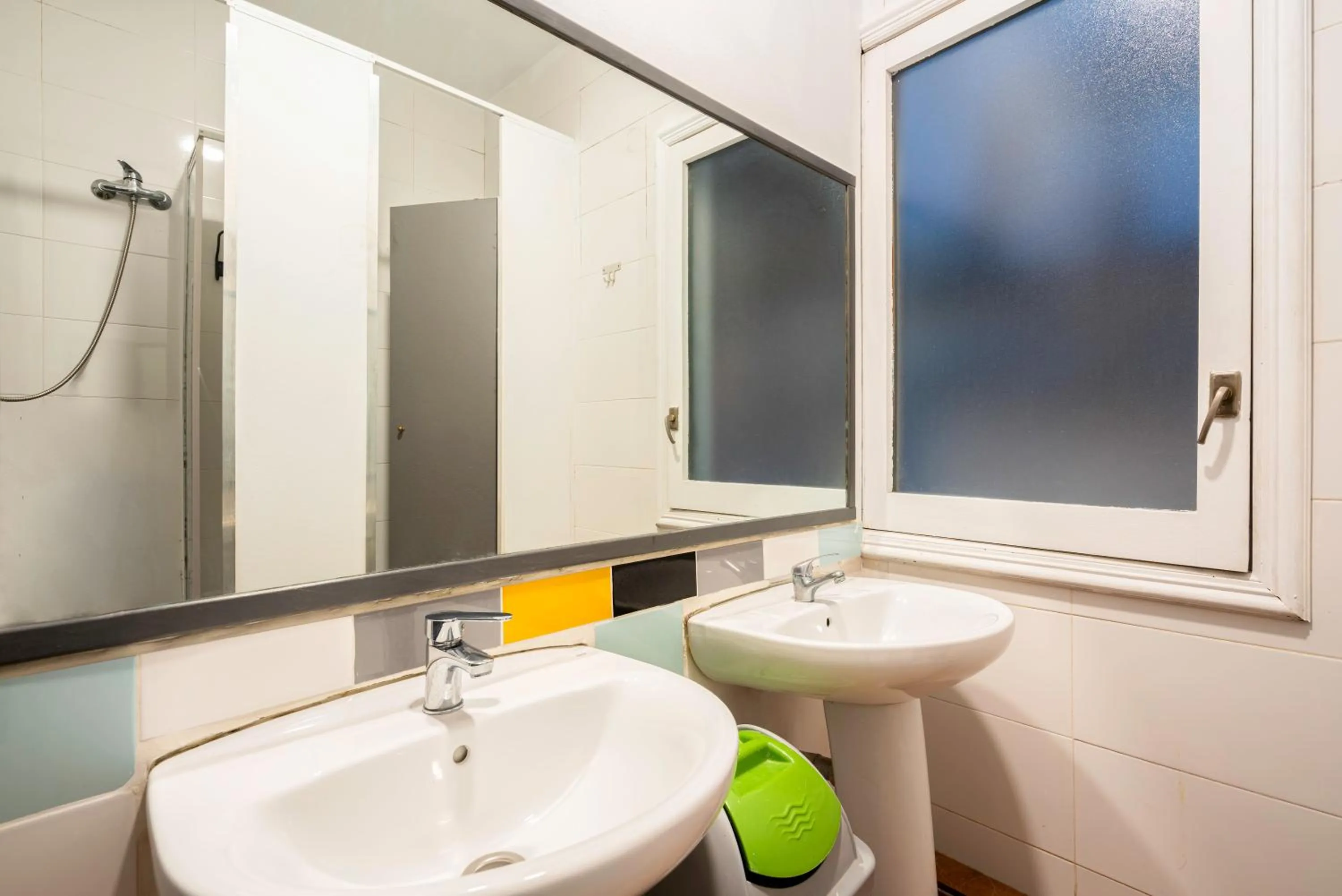 Shower in Casa Barcelo Hostel Barcelona