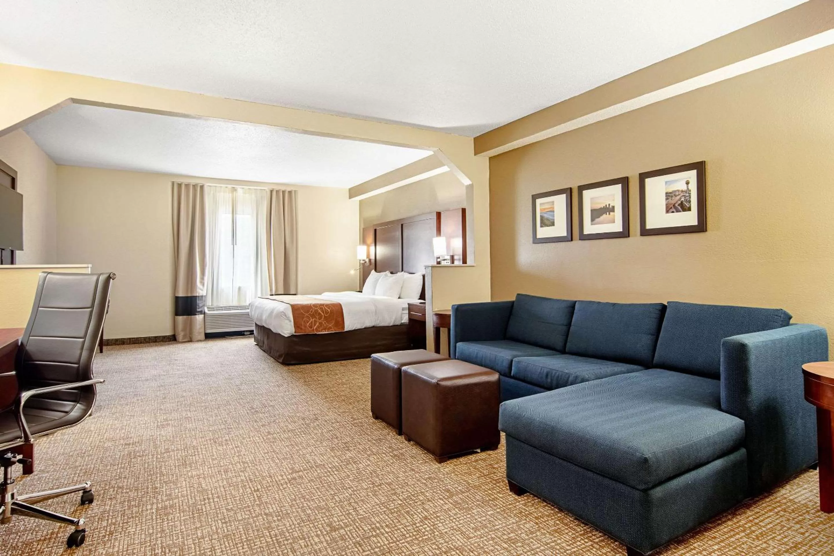 Photo of the whole room, Bed in Comfort Suites Knoxville Airport