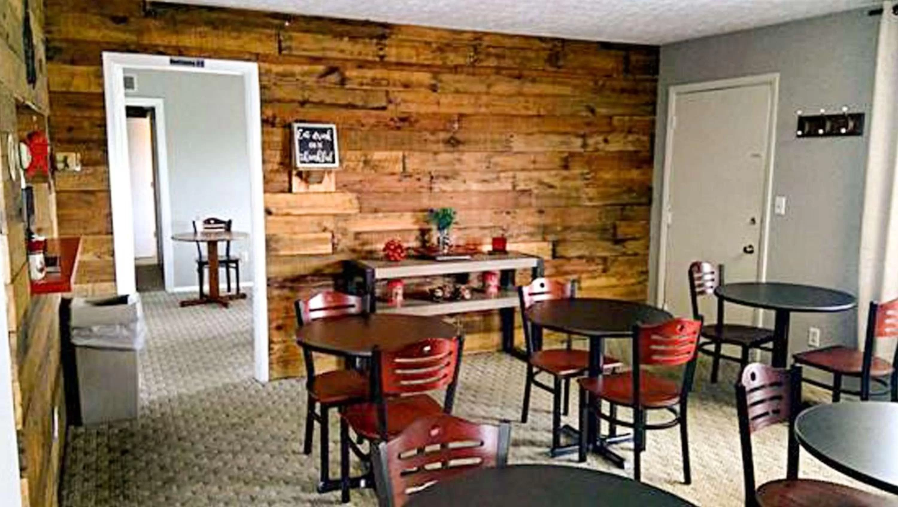 Restaurant/places to eat in Sunrise Inn Williamstown