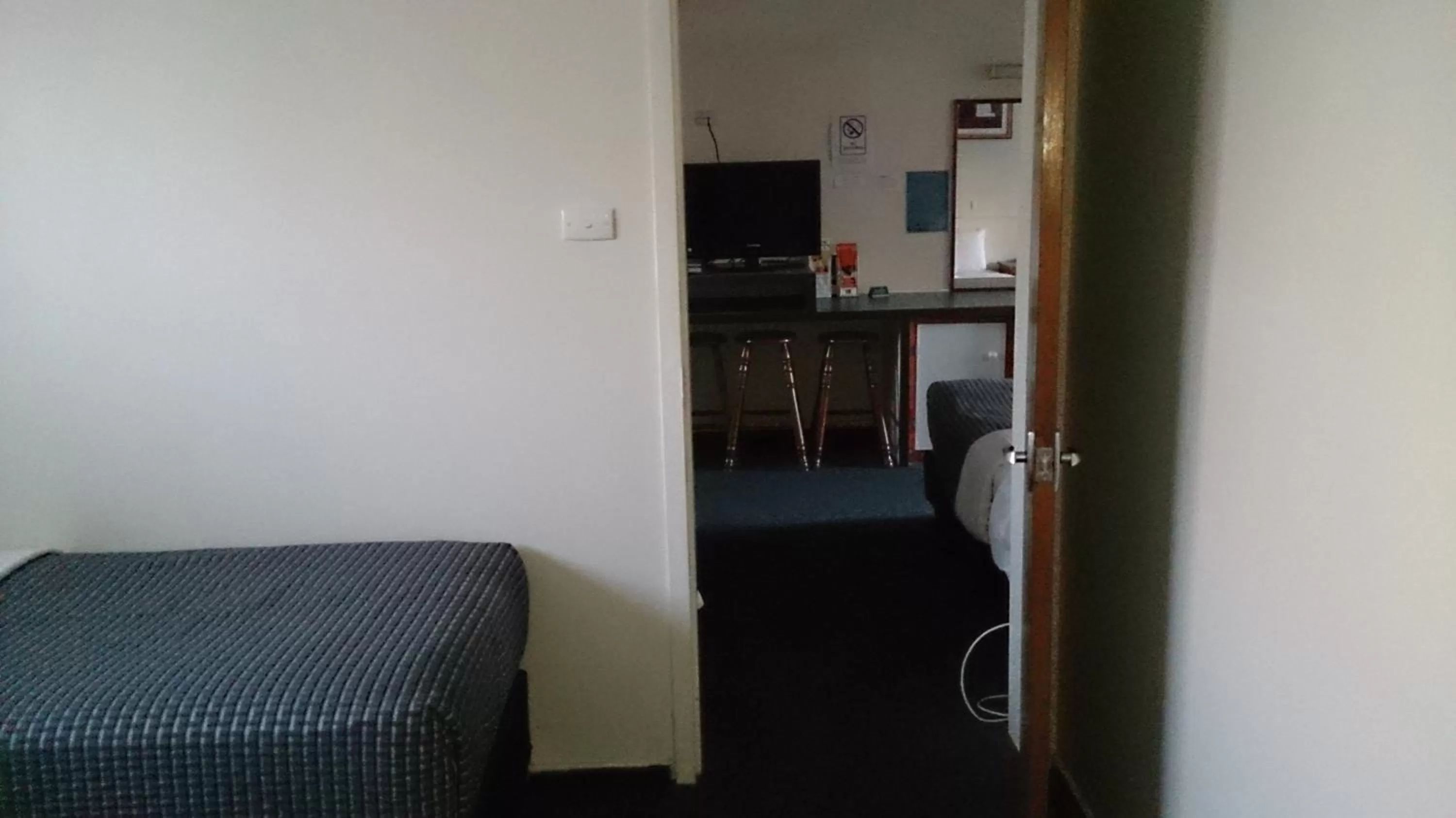 Bedroom, Bed in Budget on the Lake