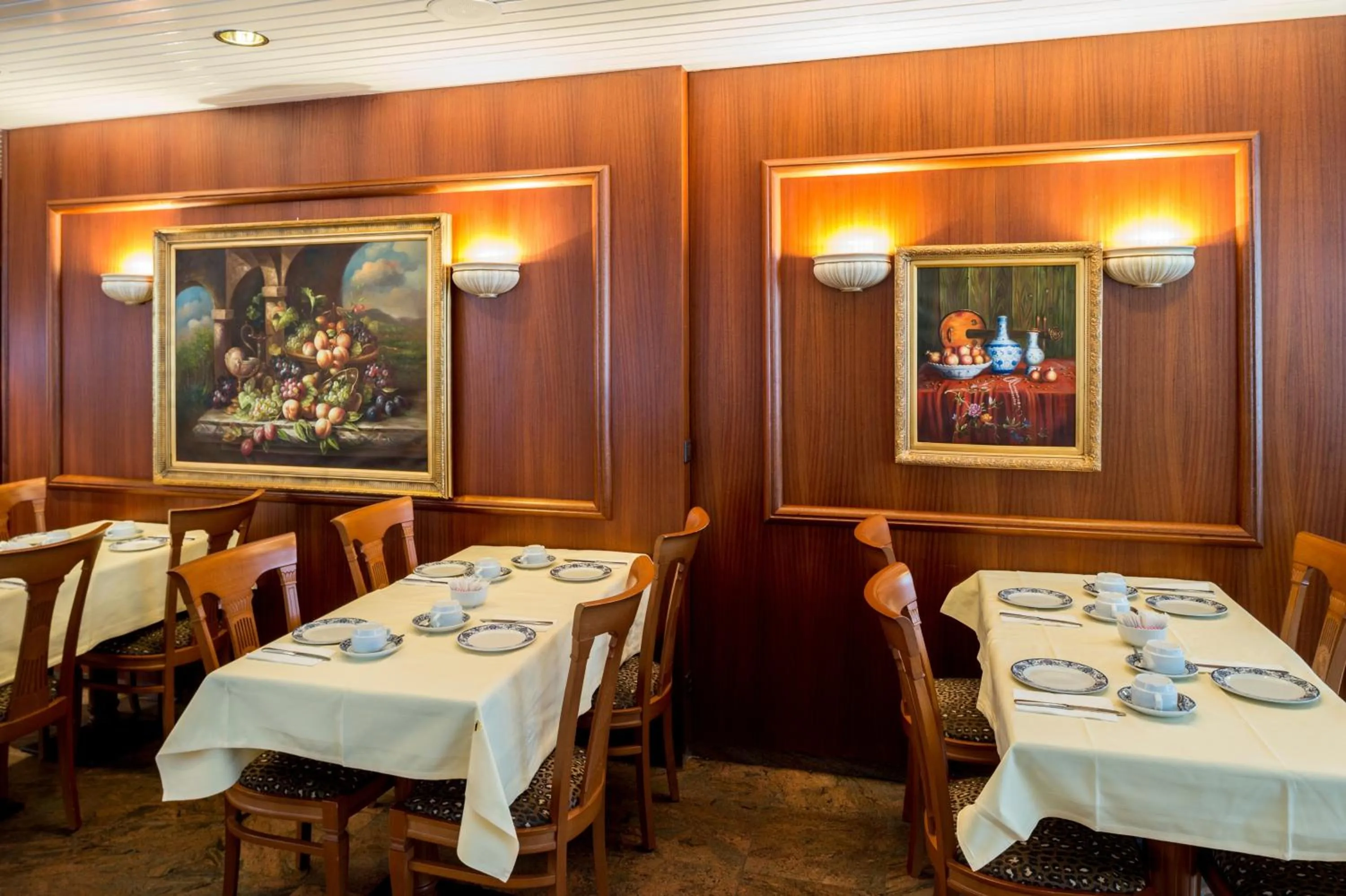 Restaurant/places to eat in Hotel Churchill