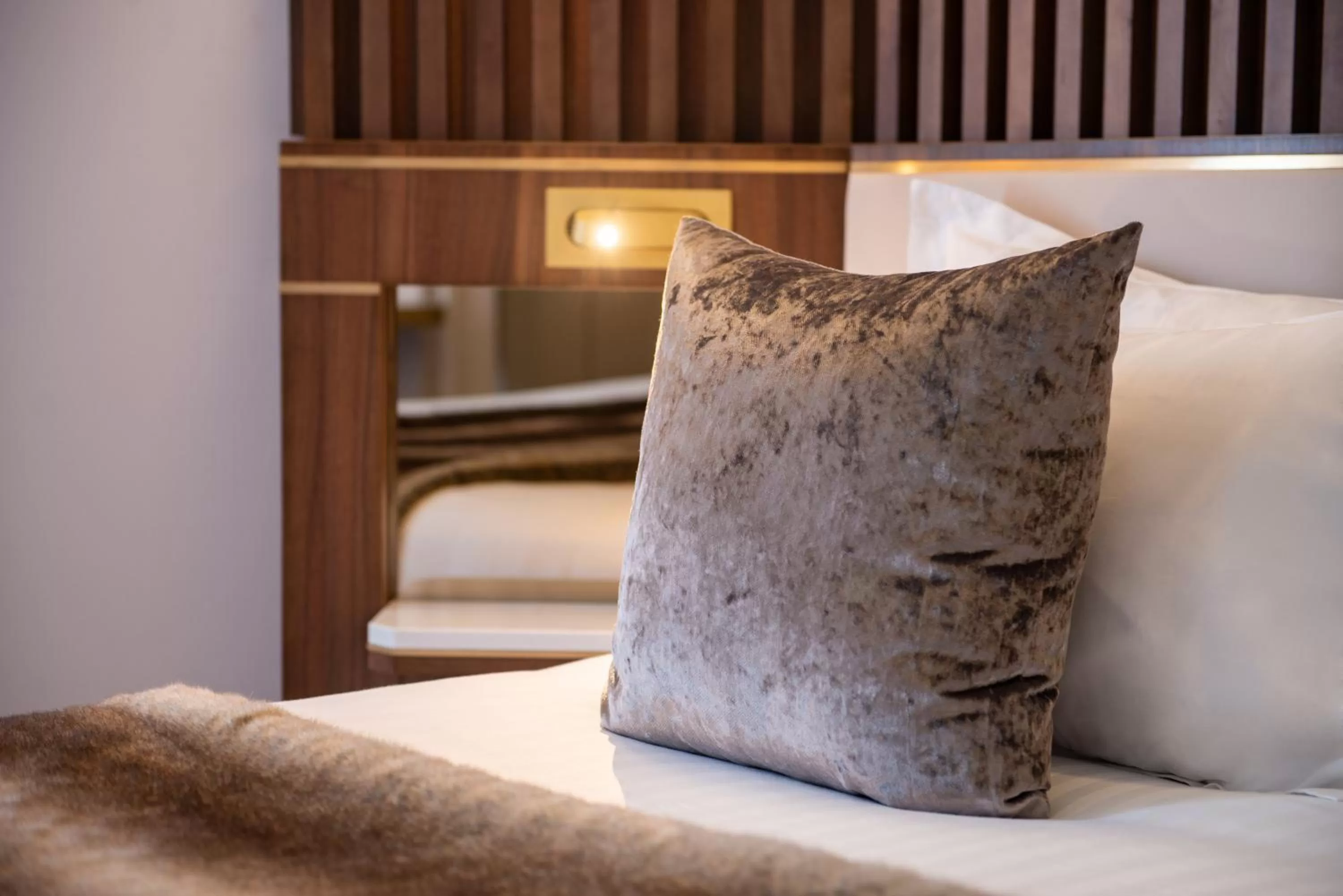 Bedroom, Bed in Lord Byron