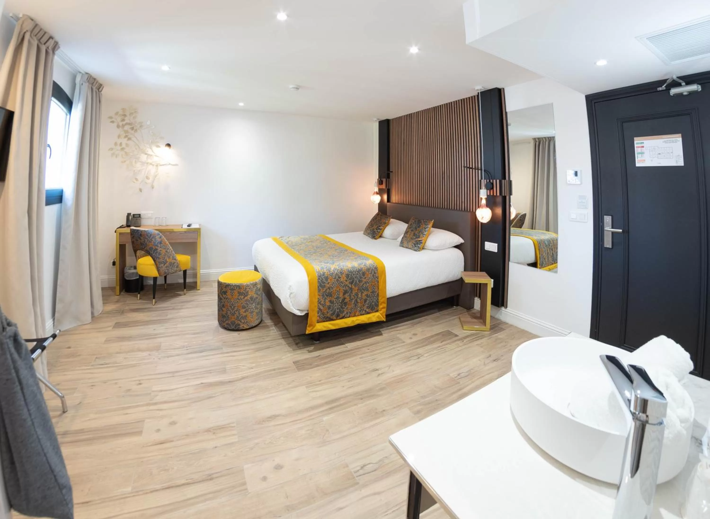 Photo of the whole room, Bed in Le Confidentiel Hôtel & SPA