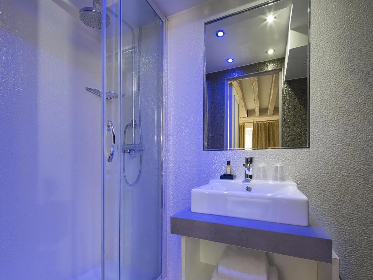 Shower in Hôtel Jacques de Molay - Fitness & Sauna