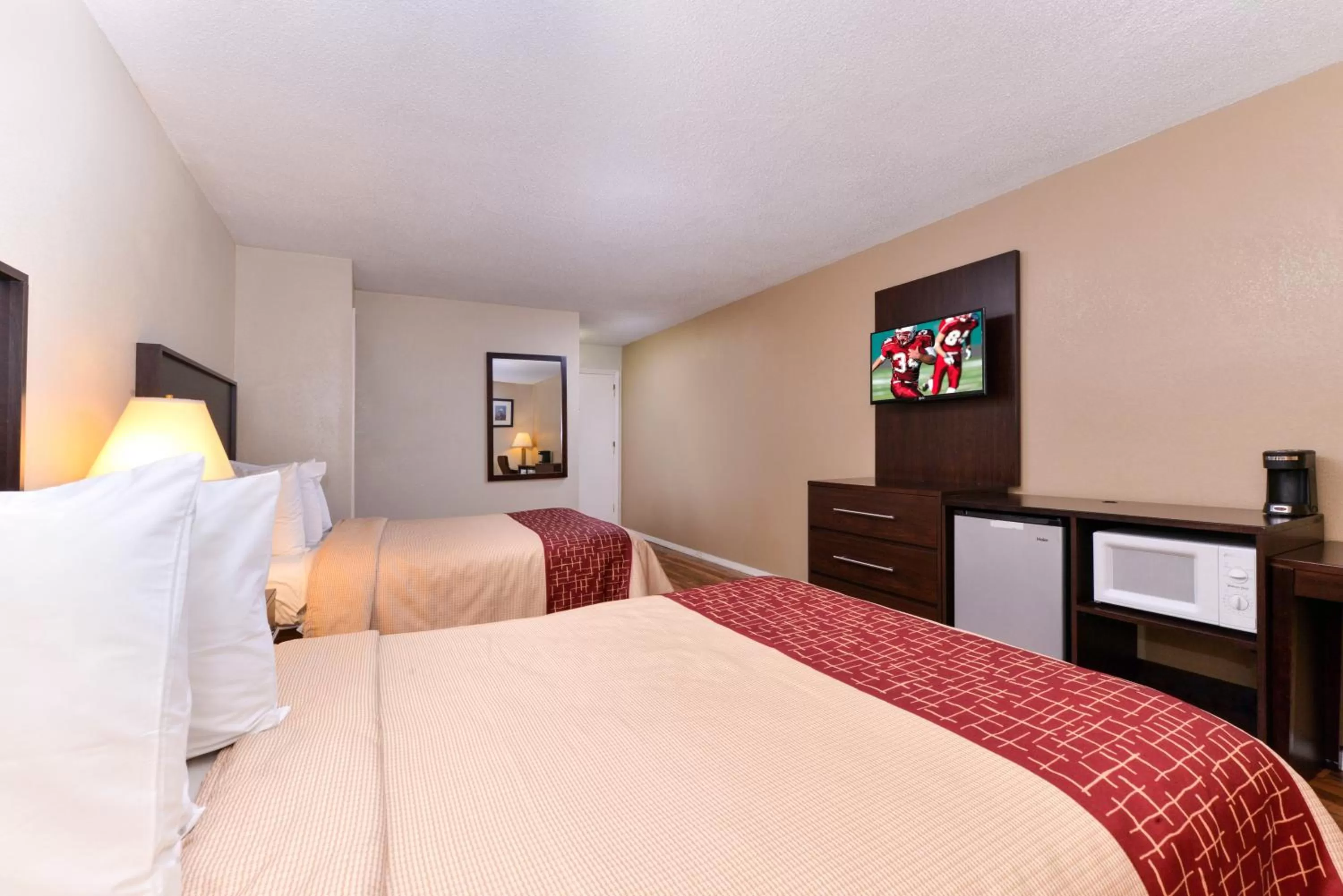 Photo of the whole room, Bed in Red Roof Inn Chambersburg