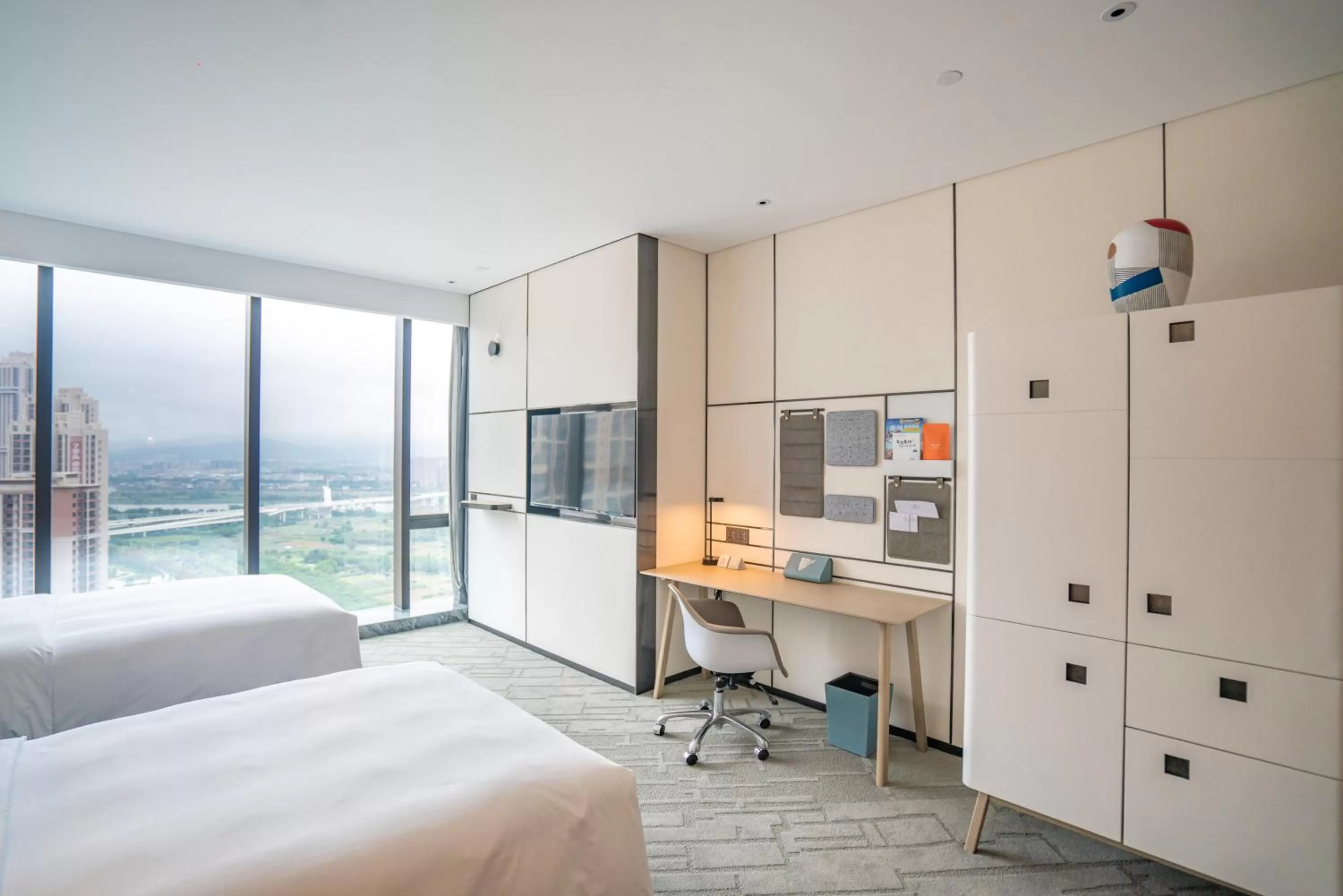 Photo of the whole room, Bed in Crowne Plaza Quanzhou Riverview by IHG