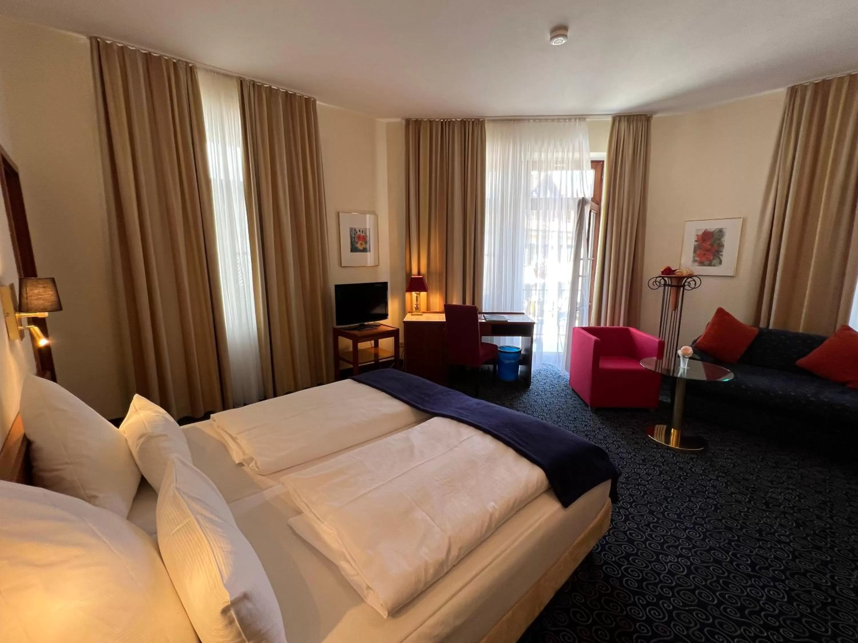 Photo of the whole room, Bed in Stadthotel