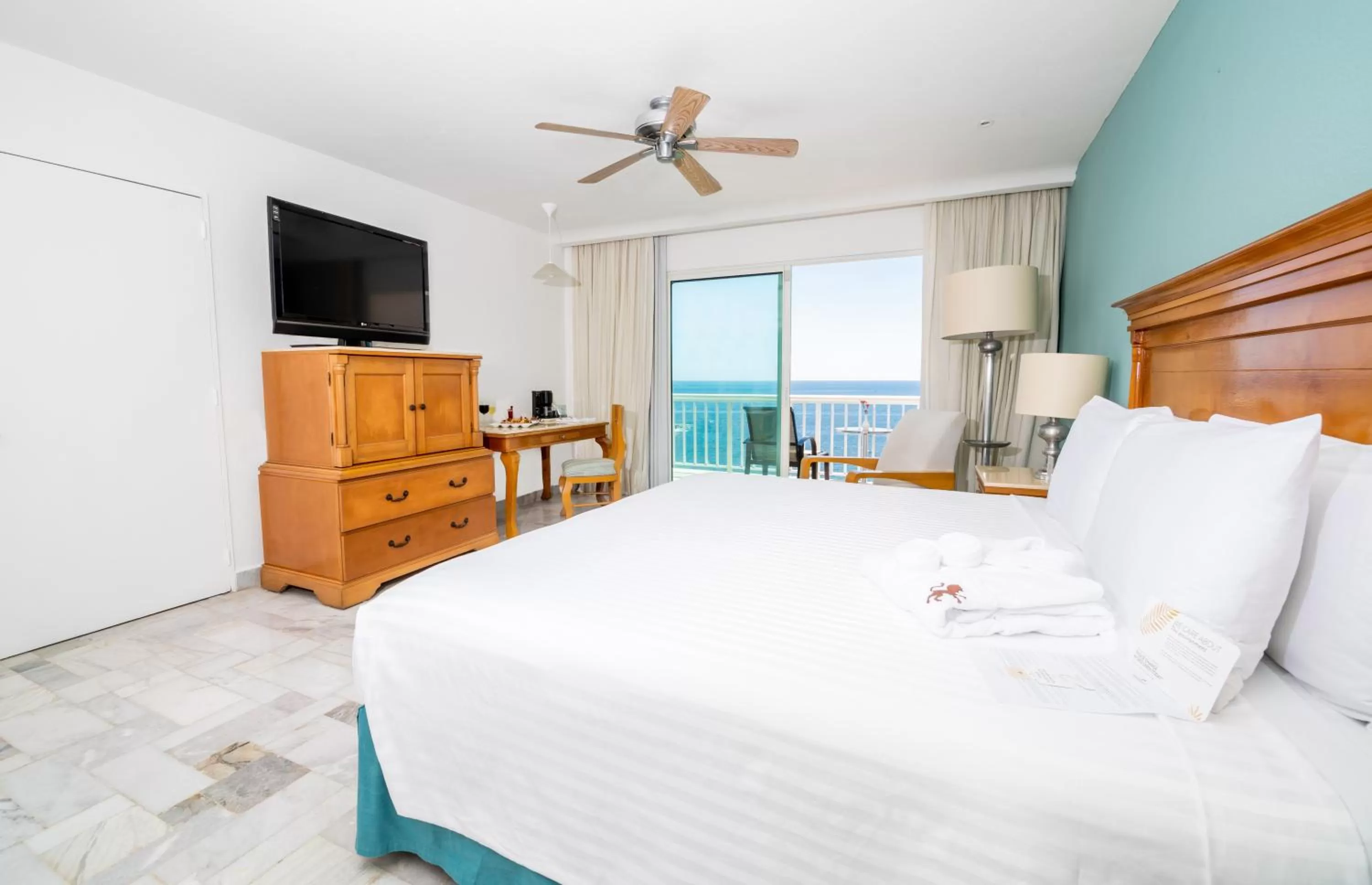 Photo of the whole room, Bed in Emporio Acapulco