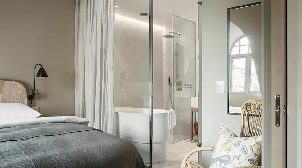 Shower, Bed in Hotel Brosundet