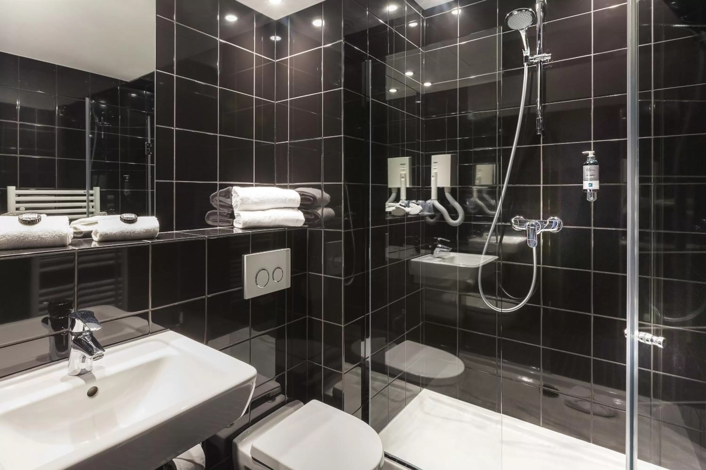 Bathroom in Libertel Montmartre Opéra