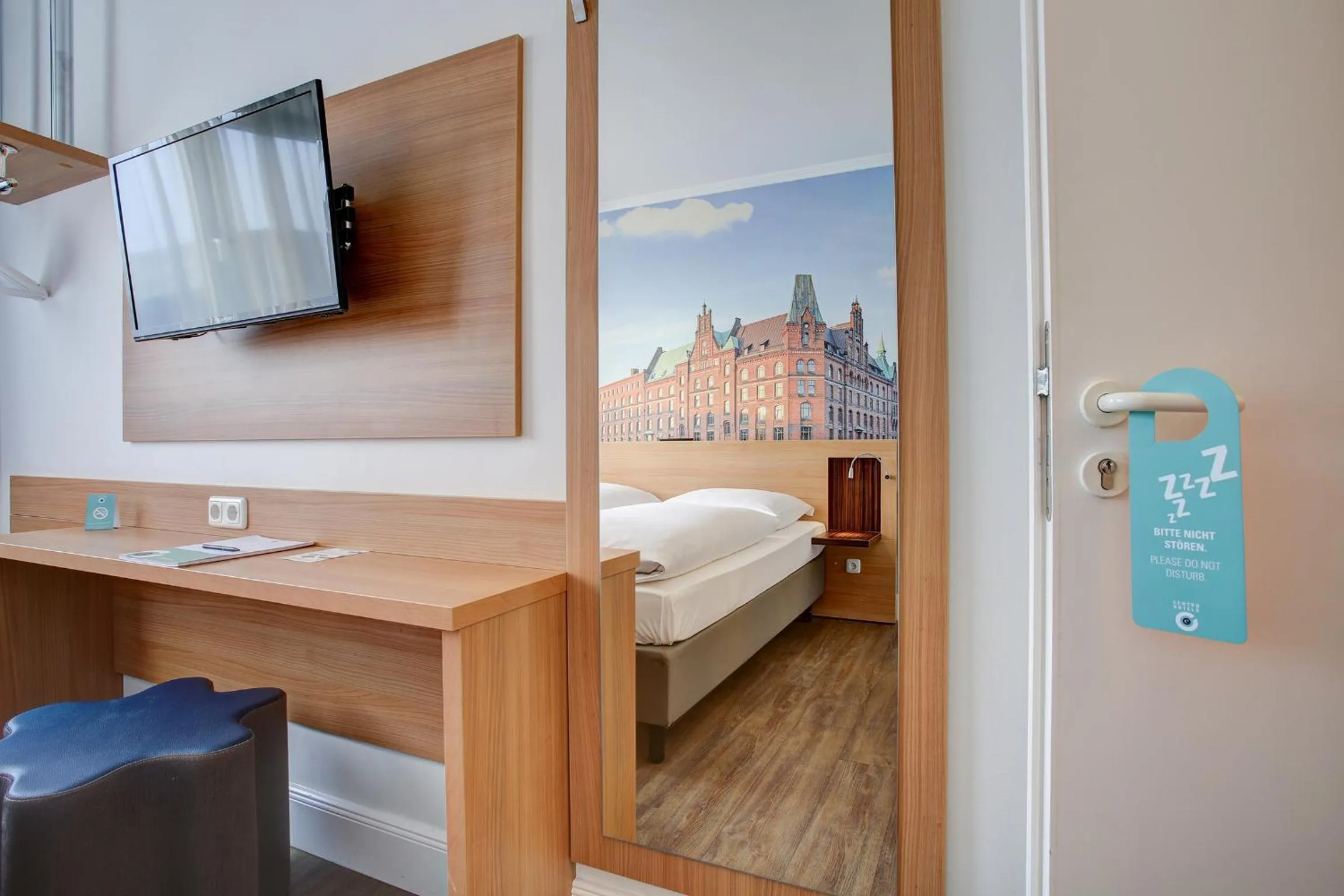 Photo of the whole room, Bed in Hotel Keese Hamburg