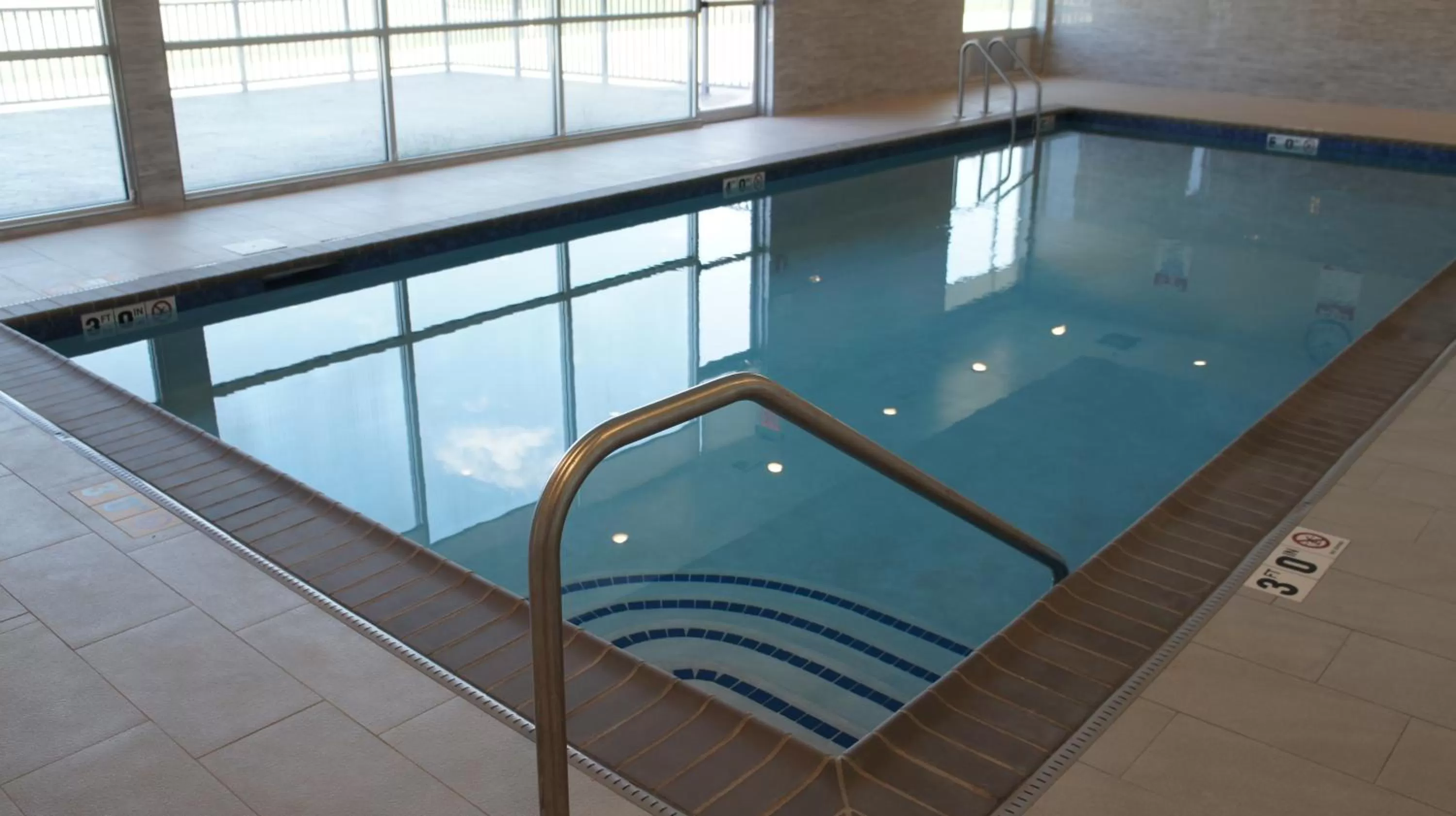 Pool view in La Quinta Inn & Suites by Wyndham Shorewood