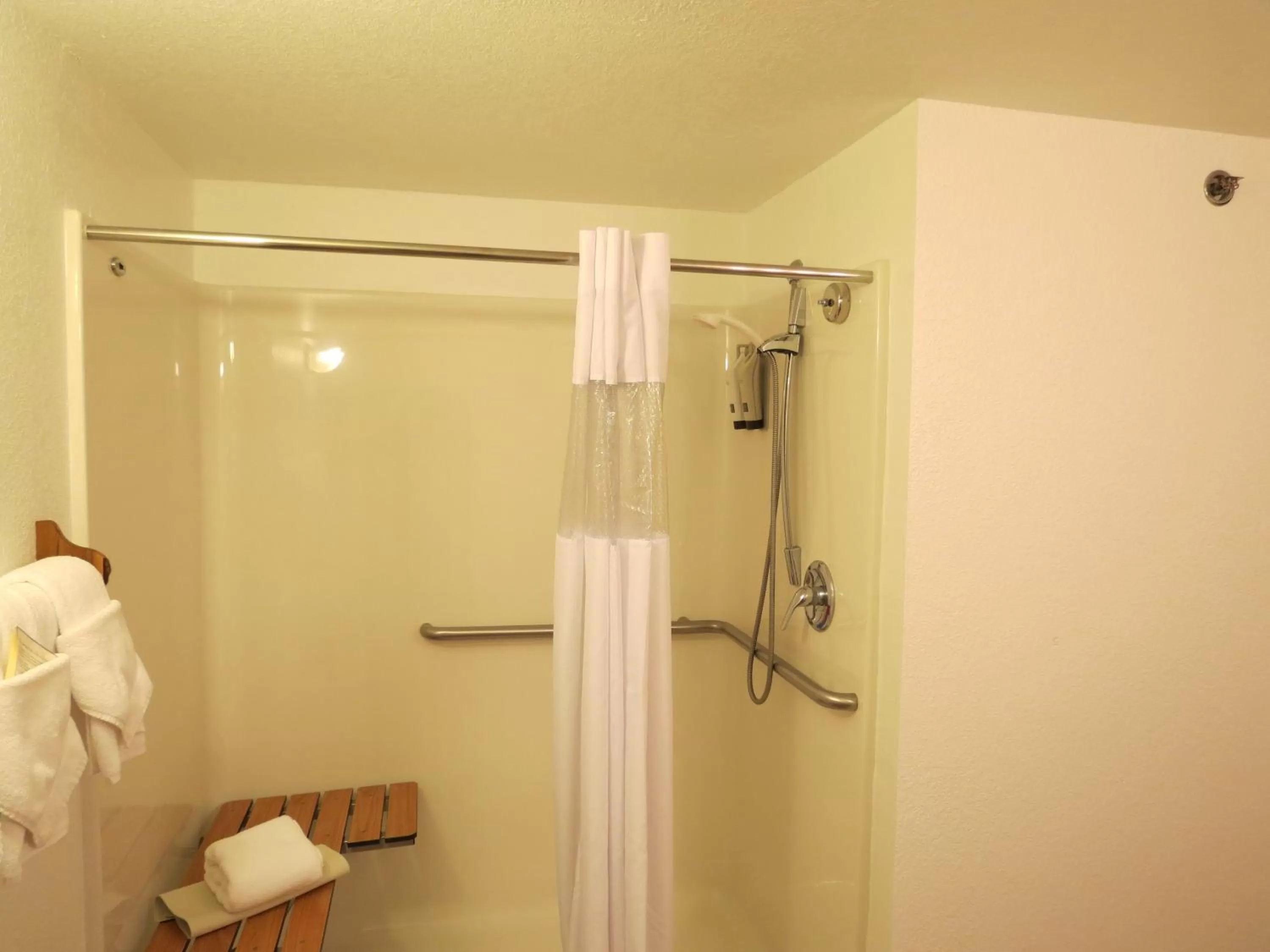 Shower in Crooked River Lodge