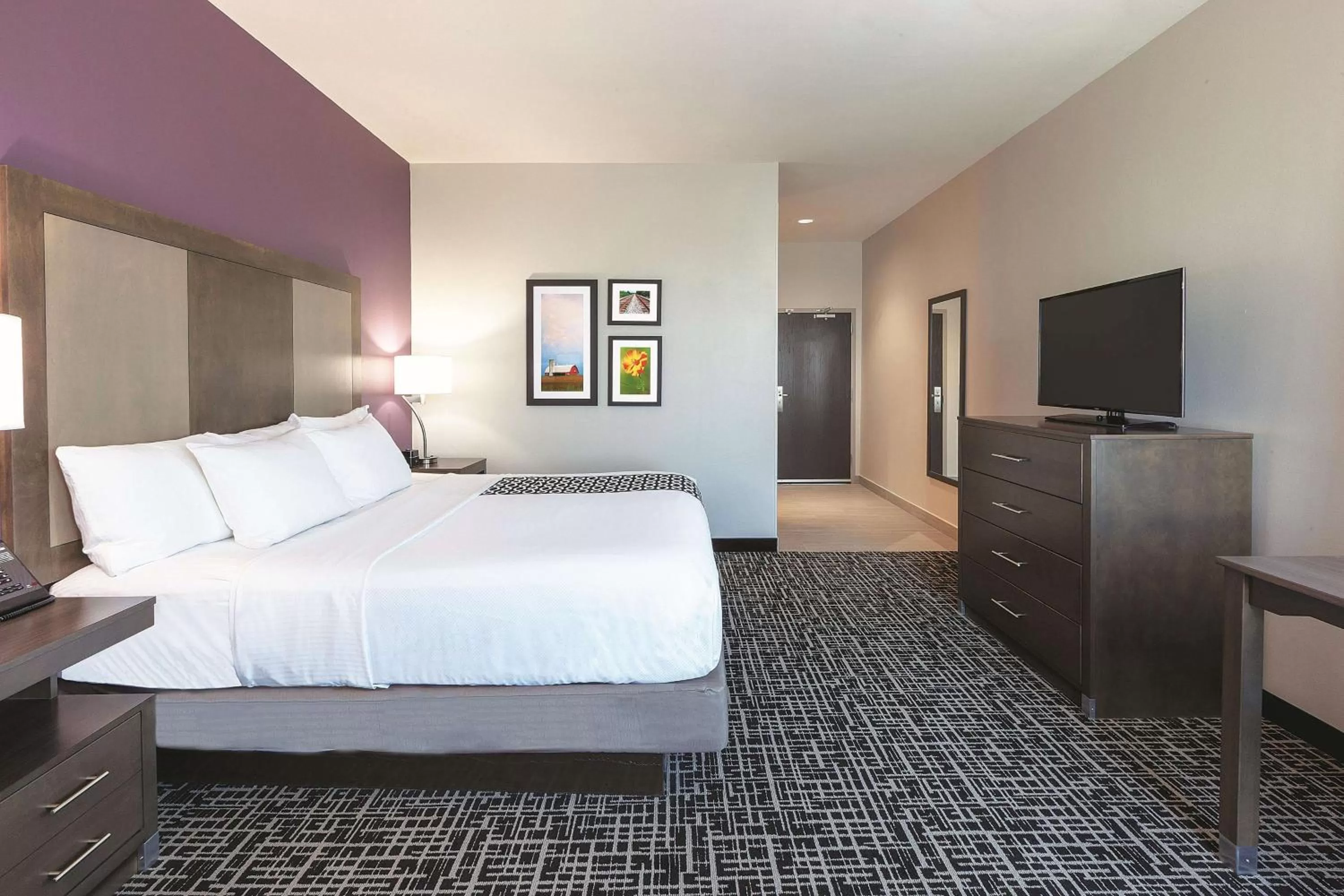 Photo of the whole room, Bed in La Quinta by Wyndham Terre Haute