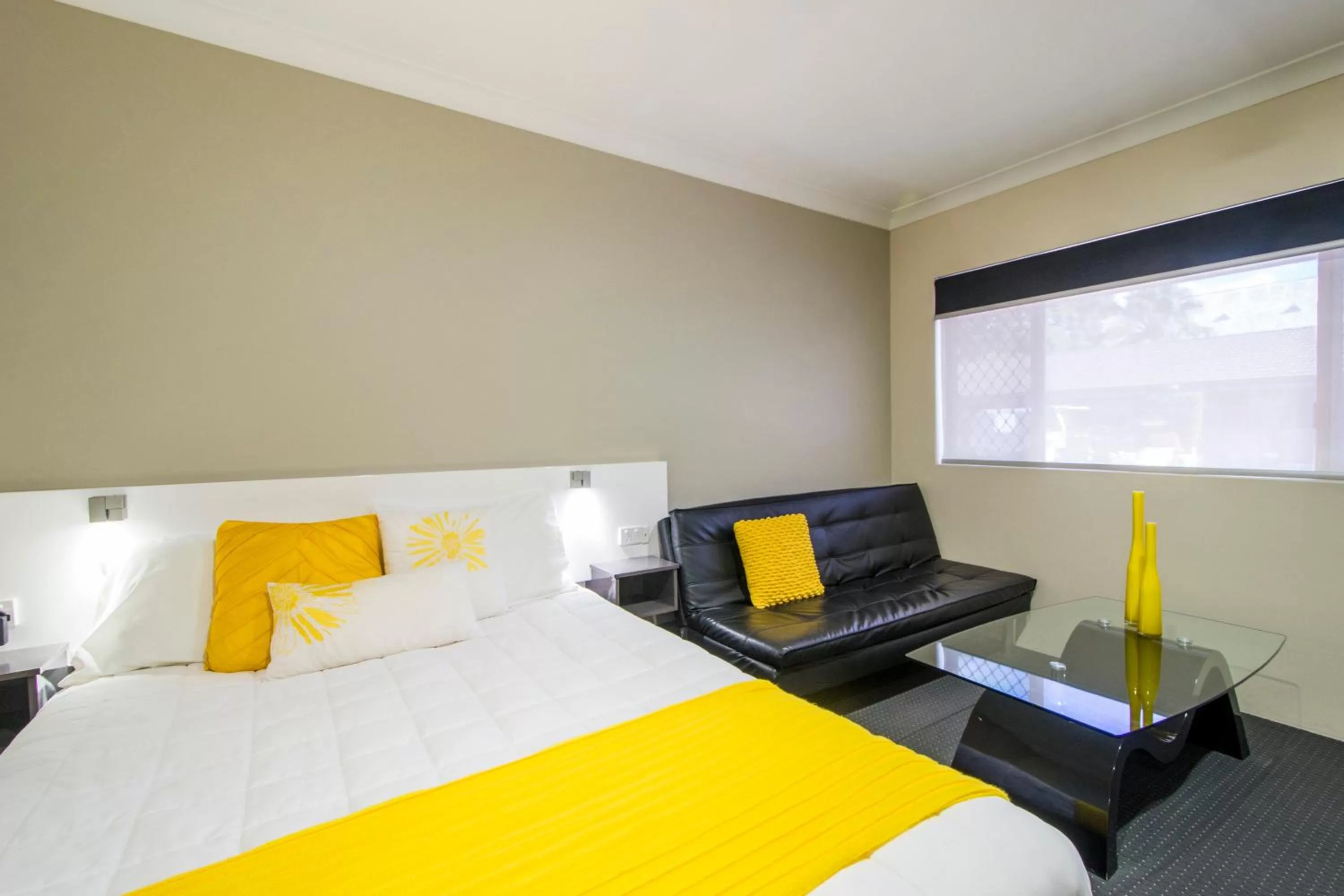 Living room, Bed in Abbey Motor Inn