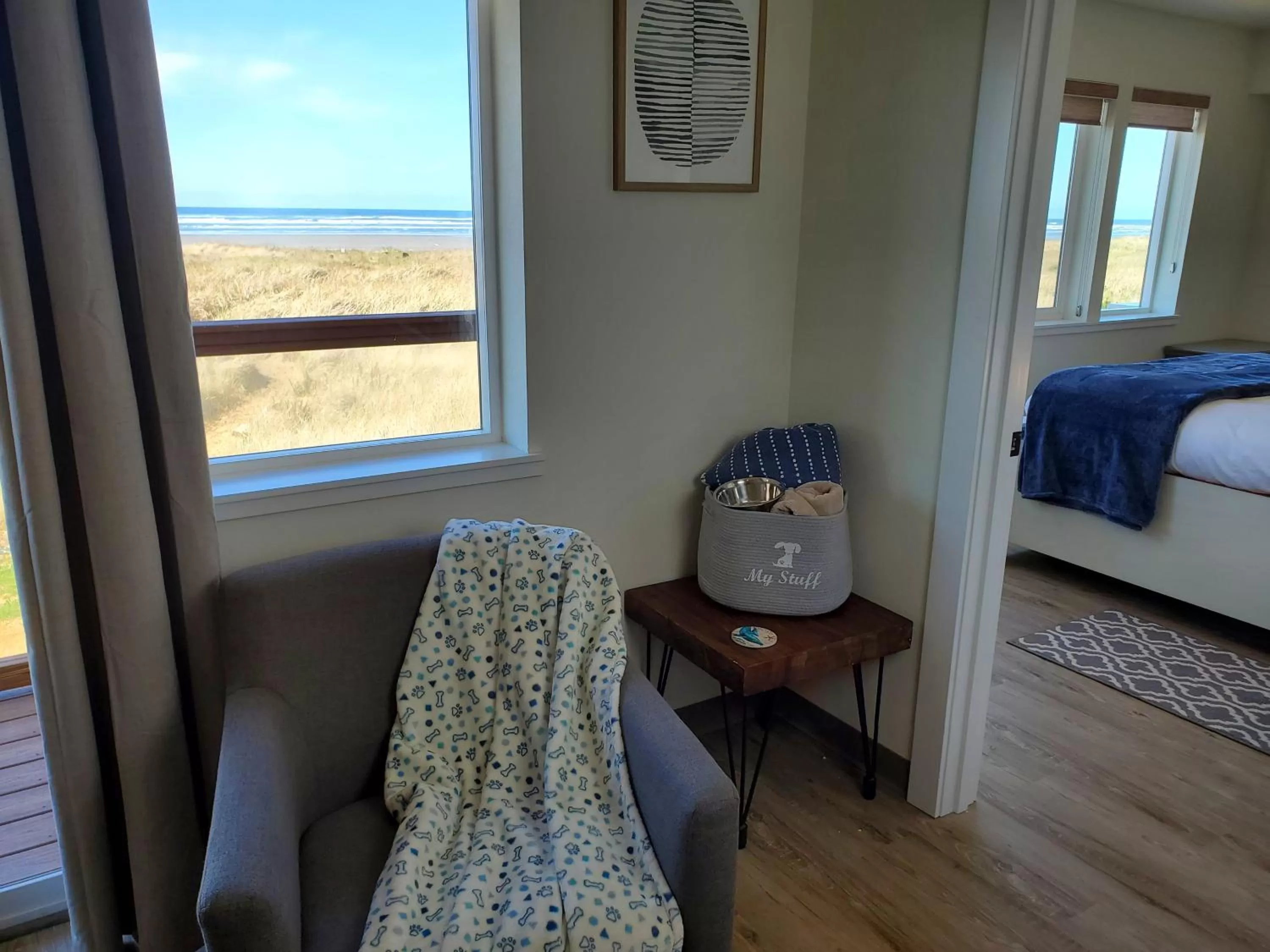 Bed, Seating Area in Moonstone Beach Motel