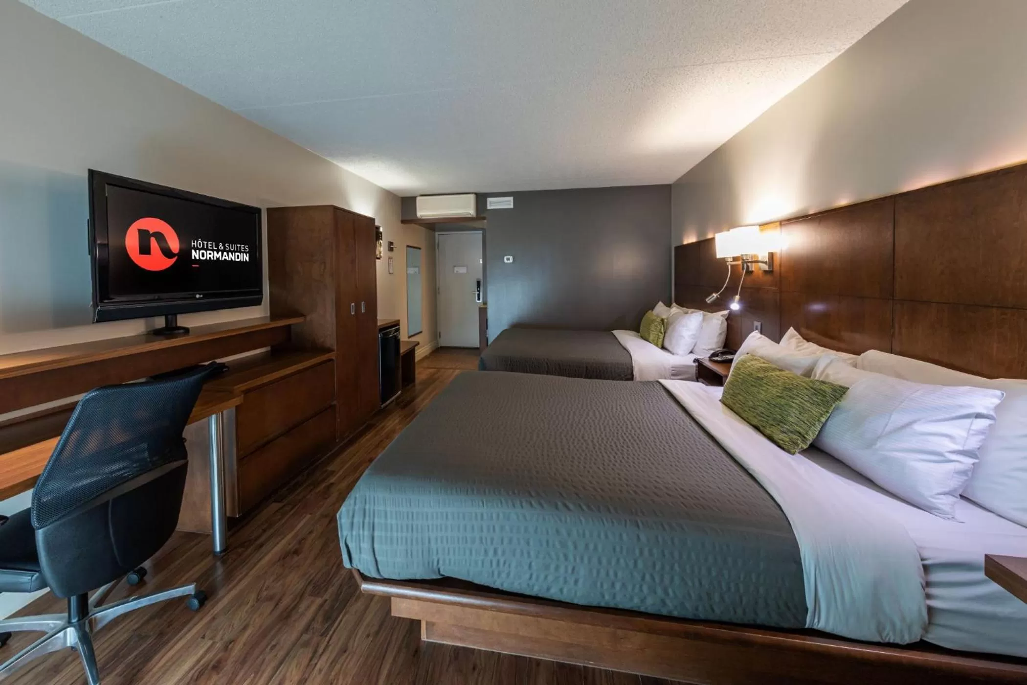 Bed in Hôtel & Suites Normandin Québec